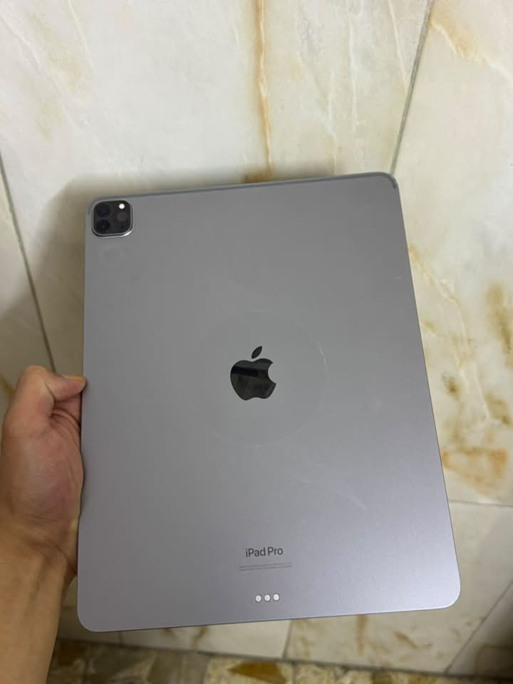 ايباد M2 للبيع ذاكره 128 بطاريه 86 كلشي ما مبدل بي بس بي ضربه خفيفه وشخط للاستفسار ***********
