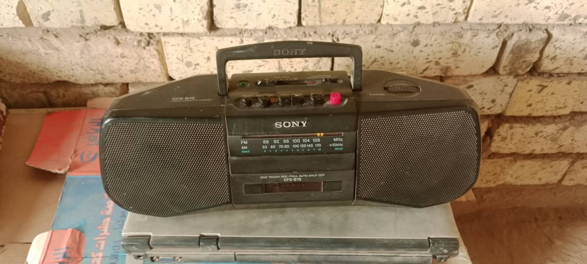 مجموعه اجهزه الراديو والمسجل القديم ابيع بحساب عاطل 11 جهاز الي تفيده يتفظل مكاني  بغداد *********** بسعر مناسب
