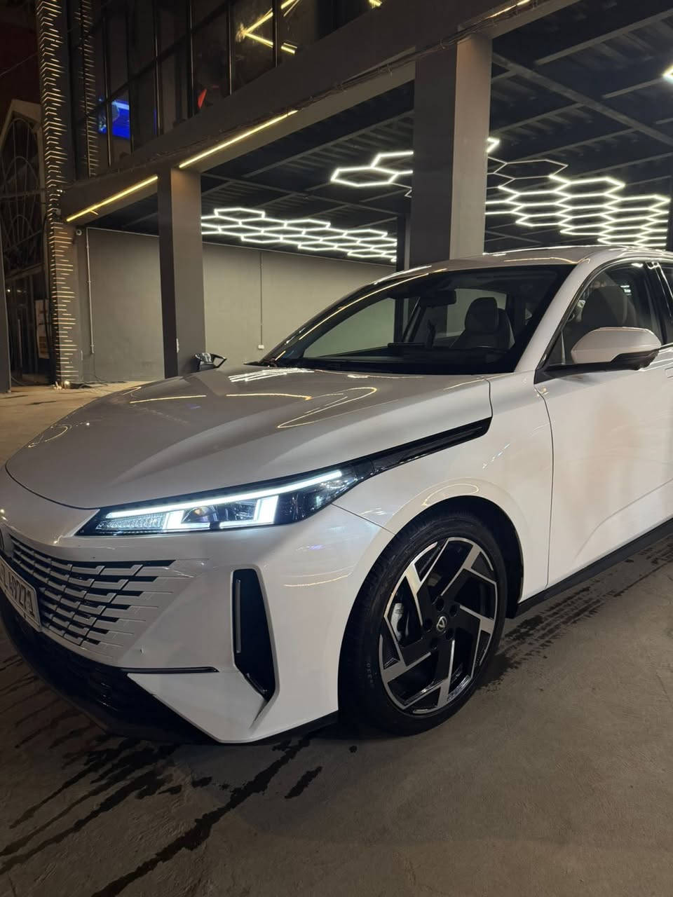 شانجان ايدو بلس 2025
ماشية 20الف فول فول مواصفات وبعدها بضمان الشركه البخيت

المواصفات التفصيلية لسيارة شانجان إيدو بلس 
المحرك والأداء:
محرك: 4 أسطوانات، 1.5 لتر تيربو.
القوة: 178 حصان.
عزم الدوران: 300 نيوتن متر.
ناقل الحركة: أوتوماتيك مزدوج القابض (DCT) 7 سرعات.
نظام الدفع: أمامي (FWD).
استهلاك الوقود: 18.4 كم/لتر.
سعة خزان الوقود: 51 لتر.
التصميم الخارجي:
أبعاد: طول 4770 ملم، عرض 1840 ملم، ارتفاع 1440 ملم.
إضاءة LED أمامية وخلفية بتصميم "عين النجمة".
عجلات ألمنيوم قياس 18 بوصة.
مرايا جانبية كهربائية قابلة للطي والتدفئة.
مقابض أبواب مخفية.
المقصورة الداخلية والتقنيات:
شاشة معلومات وترفيه: 13.2 بوصة.
شاشة عدادات رقمية: 10.25 بوصة.
مقاعد جلدية.
فتحة سقف.
مكيف هواء أوتوماتيكي مع فتحات خلفية.
نظام صوتي (4 سماعات).
الأمان والسلامة:
وسائد هوائية (تصل إلى 6 وسائد في الفئات العليا).
نظام ثبات إلكتروني (ESP).
كاميرا 360 درجة (في الفئات العليا).
حساسات خلفية.
نظام توجيه كهربائي.

سعرها 22ونص $ وبيه مجال

رقم ***********بخدمتك 

مكان السيارة بغداد
