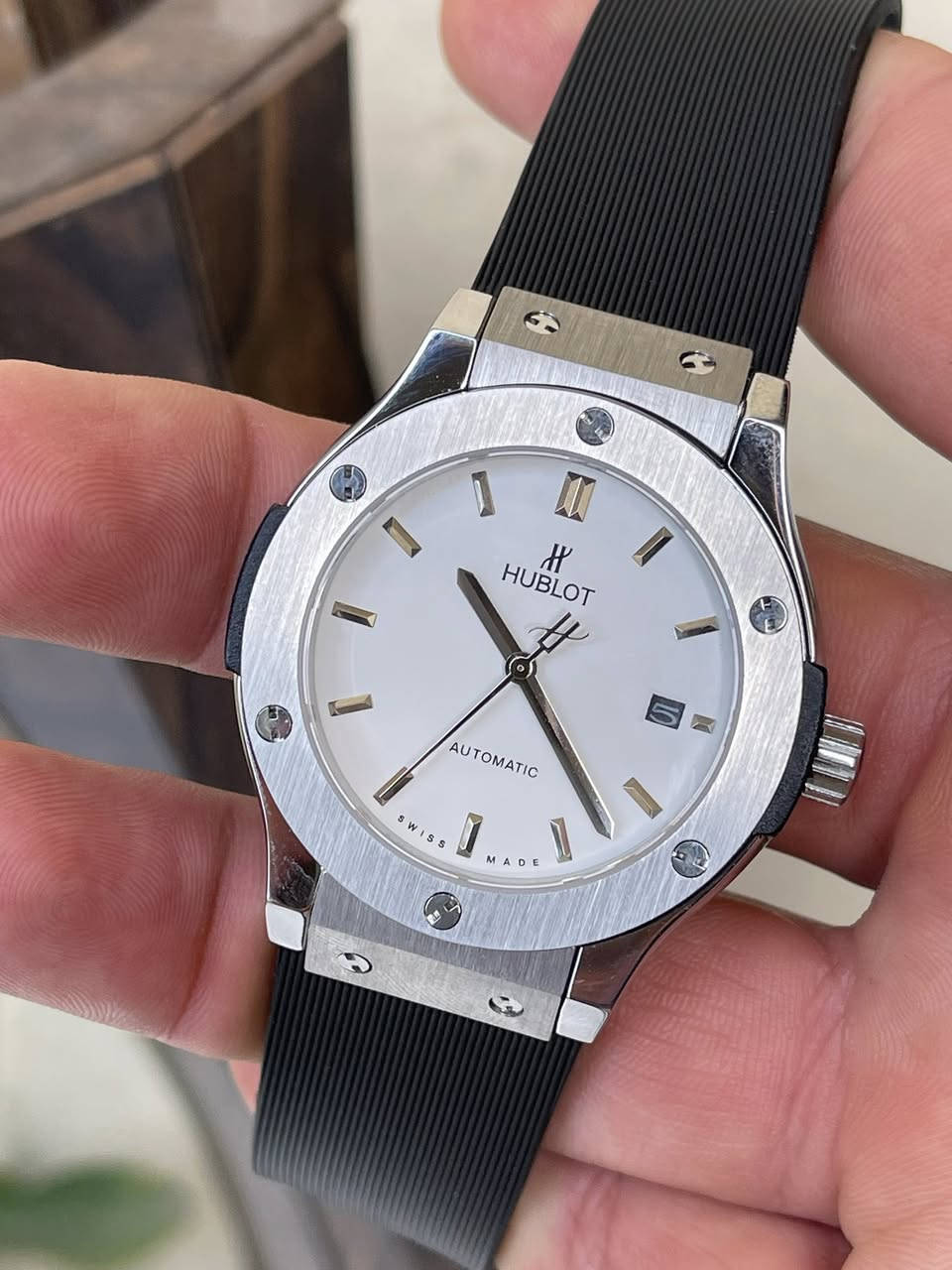 سلام عليكم 

ساعة ماركة هابلوت HUBLOT 
مكينه وتماتيك و تكويك 
ضهر كشف 
عرض منفذ تاريخ 
سنل ستيل ضهر براغي وجة براغي حقيقي 
سير ربل مريح بلادي قفل فراشة معلم HUBLOT 
نضافة تامة تامة 
سعر 125 
عنواني بغداد الدورة يوجد توصيل بغداد ولكل العراق 
***********
