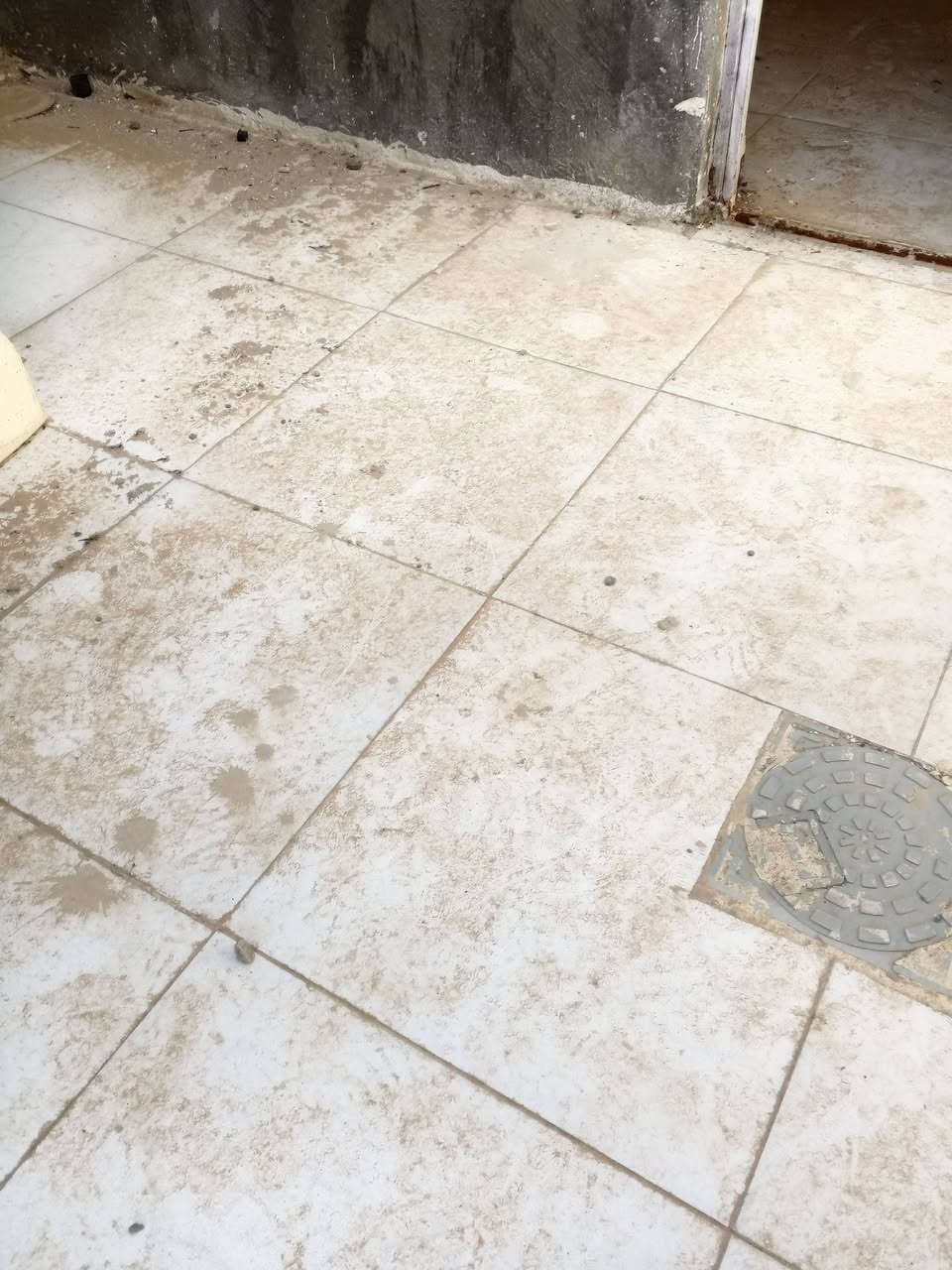 سلام عليكم توفر بيت للبيع ١٠٠متر مربع ركن بشارع اعلاف المصطفى بي براني وغرفة وصاله ومطبخ وصحيات داخليه وخارجيه بنيان جديد بلوك عكاده على شارعين سراميك مناسب جدا مناسب الانتصال على رقم ***********
