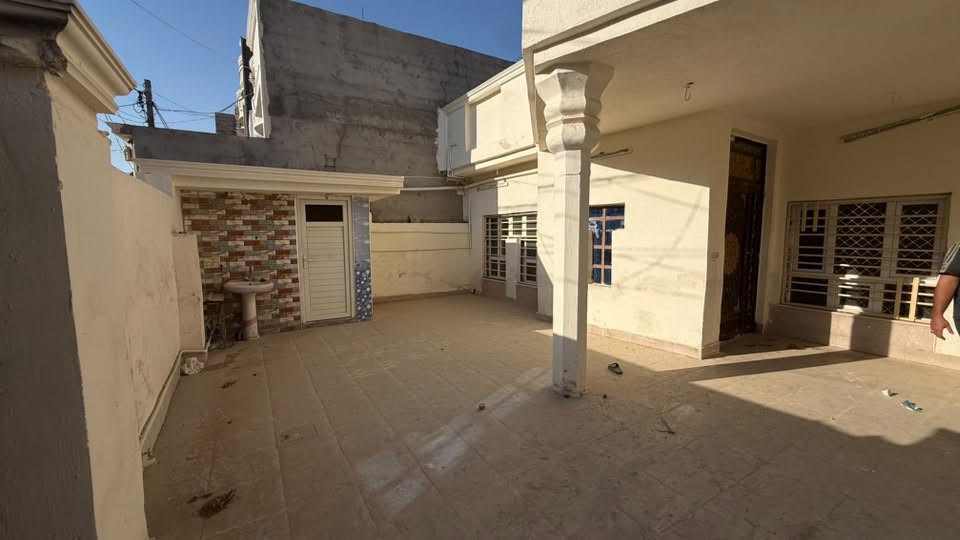 بيت للبيع المساحة 200m    10*20 طابو ملك صرف
العنوان : بعقوبة اليرموك الأولى (الرحمة) منطقة ال ١٣ الف قرب المدرسة الصفرة و خلف اسواق الأقصى يعني البيت ب ضهر التجاري 

الشارع امام البيت عريض 
و البيت يحتوي على :

استقبال بسماحة 7*4 
غرفة نوم 5*4
صالة معيشة 4*4 
مطبخ   5*4 
صحيات داخلي و خارجية 
غرفة نوم في الطابق الثاني مساحة 5*4
مخزن طابق ثاني مساحة 4*4
 
السعر 155 مليون قابل للتفاوض 
للأستفسار : ***********

