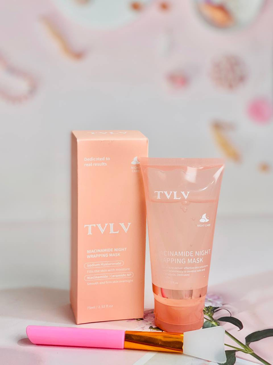 🌙 قناع TVLV الليلي بالنياسيناميد 🌙
استيقظي ببشرة ناعمة، صافية، ومشرقة! ✨

• يرطب البشرة بعمق طوال الليل 💧
• يوحد لون البشرة ويخفف البقع 🌸
• يمنح نعومة ومظهر مشدود عند الصباح 😍
• يحتوي على نياسيناميد + حمض الهيالورونيك + خلاصات نباتية مغذية 🌿
• مثالي للبشرة المتعبة والجافة والباهتة 💆‍♀️
💗 استخدميه كآخر خطوة ليلاً… والنتيجة صباح ثاني بشرة مخملية!


**إذا كنت صاحب هذا الإعلان وتريد حذفه لأي سبب، رجاءا أرسل رسالة إلى الدعم الفني**