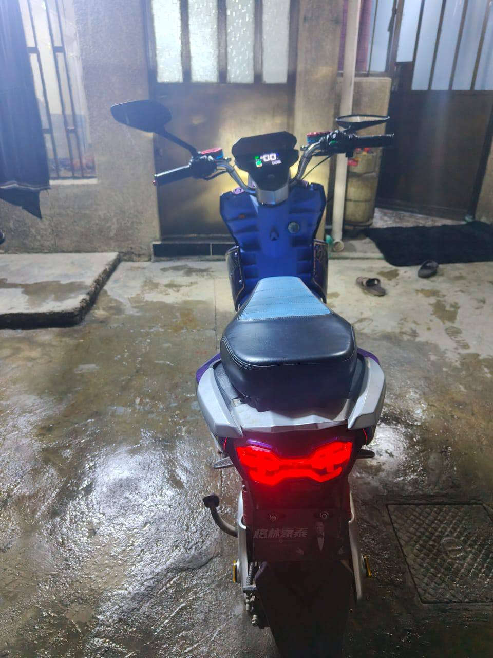 السلام عليكم دراجة شحن للبيع 5 بطاريات الدراجه نضيفة كلش نضيفه بيها بس المجمع الأيمن مكسور 
السعر 500 وبي مجال 
للاستفسار الاتصال ***********
