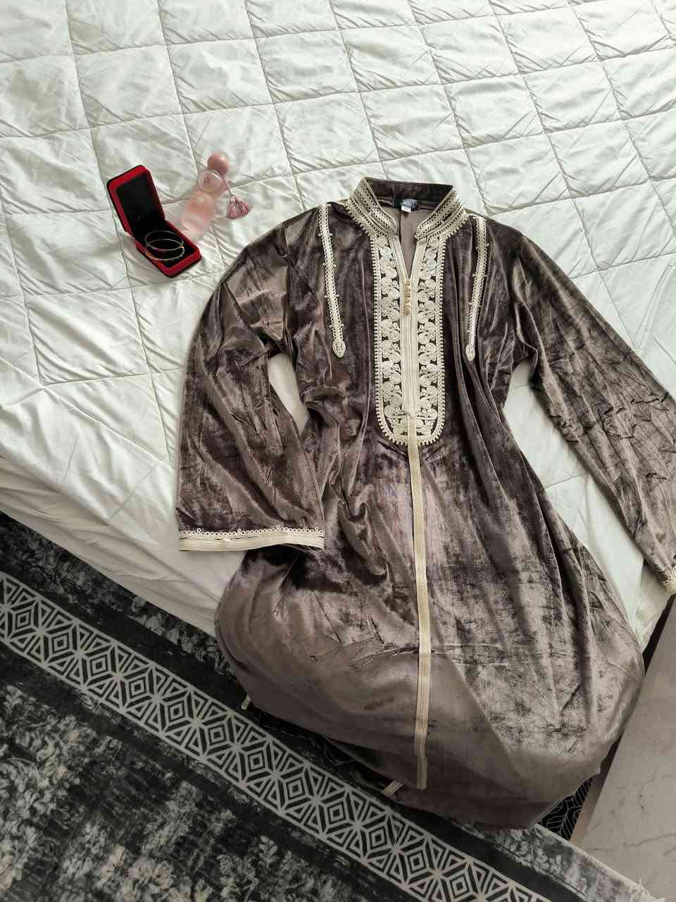 يابا الجو برد هس مو مال مخاور 
هاي الكلابيات القديفة الخفيفه هم تعيدين بيها 
وهم تخليها تكشخين بيها للشتاء الجاي 
تموت تموت انقذوا نفسكم واخذوها للعيد تر تثلجن واني كتلكم بعد


**إذا كنت صاحب هذا الإعلان وتريد حذفه لأي سبب، رجاءا أرسل رسالة إلى الدعم الفني**