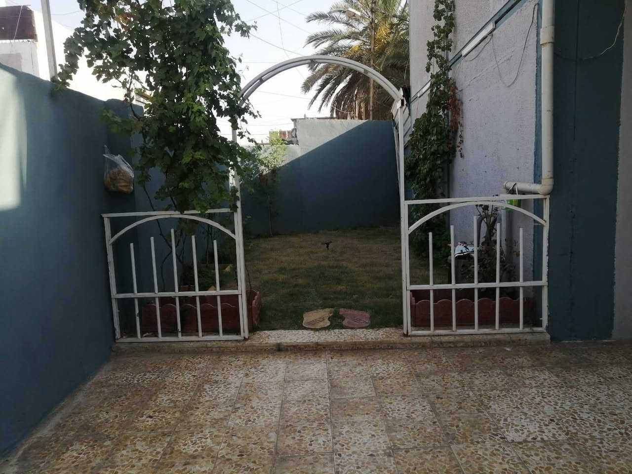 � دار- للبيع – فرصة لا تعوّض! 🏡
📍 الموقع: الموصل – [حي-البناء الجاهزه]
⚡قرب-تيم-مارت
📐 المساحة:[-125متر واجهة-8-ركن
🛏️ عدد الغرف: [3-غرف نوم]
🛁 عدد الحمامات: [2- حمام ]
🍽️ مطبخ + صالة + كراج + سطح 

✨ المميزات:
✅ موقع حيوي وقريب من الخدمات
✅ بناء مرتب وتشطيب راقي
✅ مدخل مستقل
✅ صنف-اللعقار-سند-طابو-زهور-بسم-شرعي
✨علق-بتم-ويصلك-سعر 
💸 السعر: [ يُذكر عند التواصل / او الاتصال ]

📞 للاستفسار والمعاينة اتصلوا بنا على الأرقام التالية:
***********

***********

#عروض #مكتب #الحارث #الحديث #التجارة #العقار #نستقبل #كافة #العروضات #العقارية #في #احياء #الموصل #بيوت #ارضي #هيكل #عمارت #تجاريه
