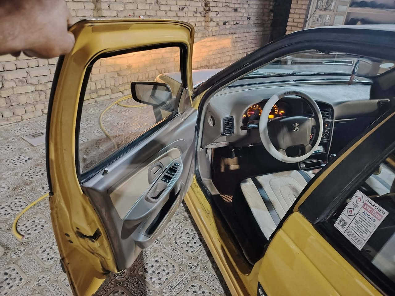 سلام عليكم بيجو لميس 405. مديل 15مصفرة غرامات وهية مكينة بعدهي على سحك بيها ضمان شهرين كير مكفول حدادية جديدة باتري جديد تايرات صارلهن شهر دواخل جدد حتى البطاين الباب جدد دوشمة جديدة سلف جديد ما بيها ضربة  خياسات ماكو سيارة تخبل راعيها يريد مداور السنوية 2029تسقط ما عليها ولا ربع رقمها بغداد سيارة بوجهك للشارع ربع ما ذب عليها
السعر :40وبيها مجال قليل حك الجية
عنواني: دوانية حي الفرات
رقمي :***********
هاي كل التفاصيل.
