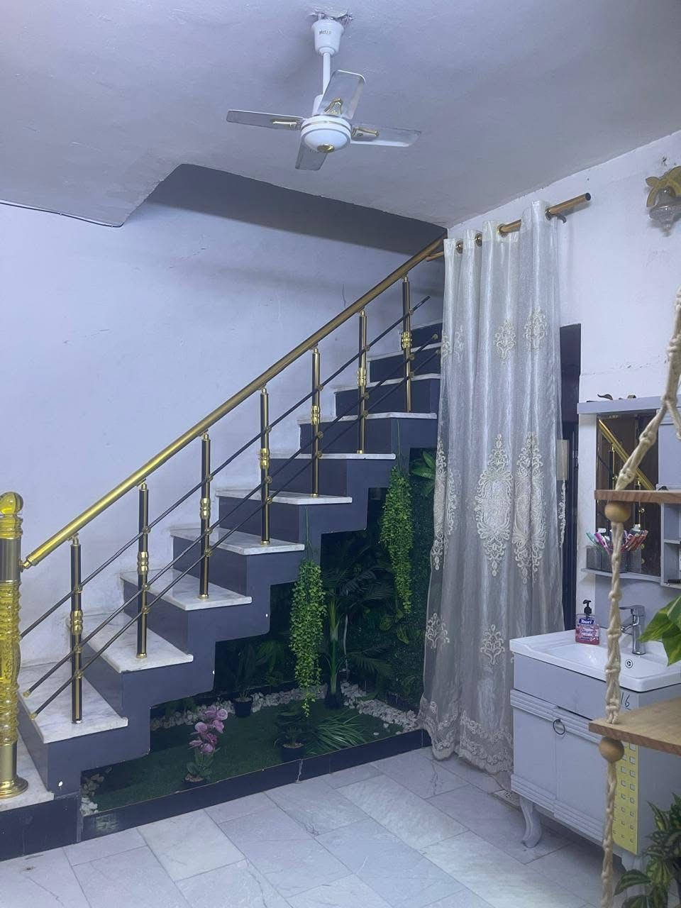 سلام عليكم بيت للبيع 200 متر منطقة الشرطة الرابعة قرب مجمع رزان طابو صرف
كراج مساحه كبيره

طابق الارضي مطبخ وصالة وحولي وغرفتين نوم

الطابق الاول غرفتين وحولي وصحيات

سطح اول وسطح ثاني مخزن كبير للاستفسار

الاتصال او واتساب ***********
