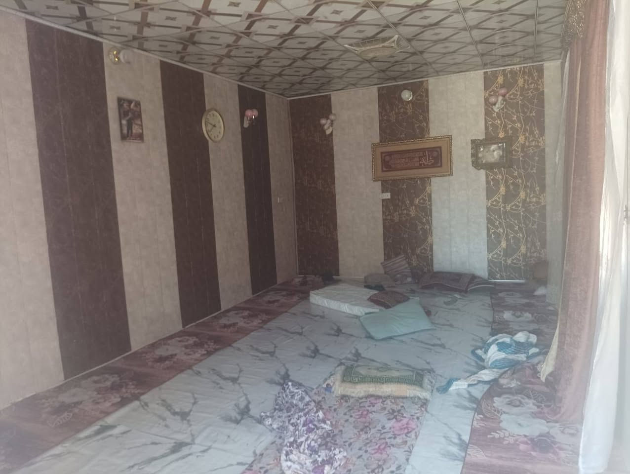 السلام عليكم بيت للبيع في كربلاء المقدسة  يصلح حسينه شارع طريق نجف كربلاء عمود 1242قرب جامعه العميد يبعد عن الشارع العام 30 مساحت البيت 300متر غرفتين نوم وصاله ومطبخ واستقبال للستفسار التصال عل الرقم ***********

