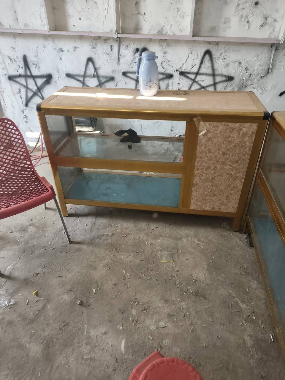 سلام عليكم / للبيع رفوف عدد 4+2ميوزه جام 
انتصل ‏‪***********‬‏
