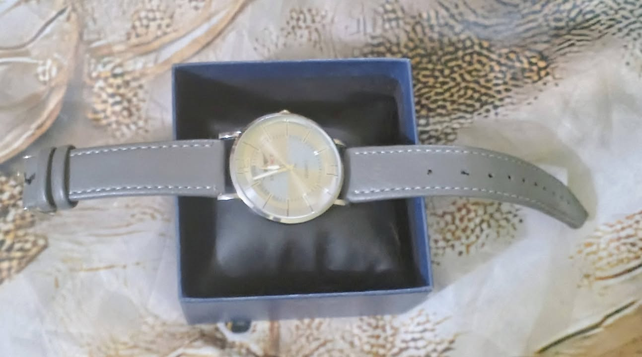 ساعة يد كلاسيكية بتصميم طيران (Pilot Watch) - مستعملة نظيفة

•الموديل: TOPGUN MODEL 13037.

•نوع الحركة: كوارتز (تعمل بالبطارية).

ا•لهيكل (العلبة): ستانلس ستيل فضي لامع ومقاوم للصدمات مع غطاء خلفي مختوم بالكامل بمواصفات الطيران.

•المينا: رمادي كلاسيكي مقسم بلونين، مع أرقام علوية وسفلية واضحة وعقارب ذهبية لسهولة القراءة.

•مقاومة الماء: مقاومة لرذاذ الماء الخفيف والعرق (Water Resistant).

•القطر التقريبي للعلبة بدون التاج هو 40 ملم (وهو المقاس الرجالي القياسي الأكثر طلباً والمناسب لجميع معاصم اليد).

•حالة السوار (الحزام): سوار جلدي باللون الرمادي مع وجود ثقب إضافي تم عمله يدوياً لتناسب المقاسات الأصغر بشكل محكم.

•الملحقات: تأتي مع العلبة الخاصة بها الموضحة في الصور.

•السعر 25 الف ( قفل ).


**إذا كنت صاحب هذا الإعلان وتريد حذفه لأي سبب، رجاءا أرسل رسالة إلى الدعم الفني**