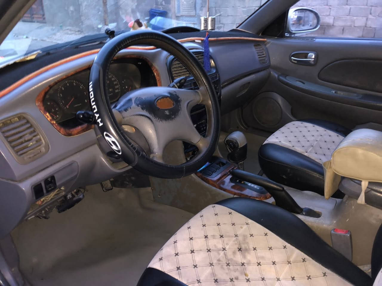 سلام عليكم سوناتا موديل  2001 سيارة نضيفة كير ومحرك خير من الله الصدر 60 بالمية بدون حادث فقط طايحة عليها شجرة وصايرة خسفة بخشم القمارة رقم دولي جديد باسمي تحويل ثاني يوم هزة جديدة رقم بغداد والسيارة بغداد رقم هاتف *********** بي واتساب السعر 50 وبيها مجال للطيبين
