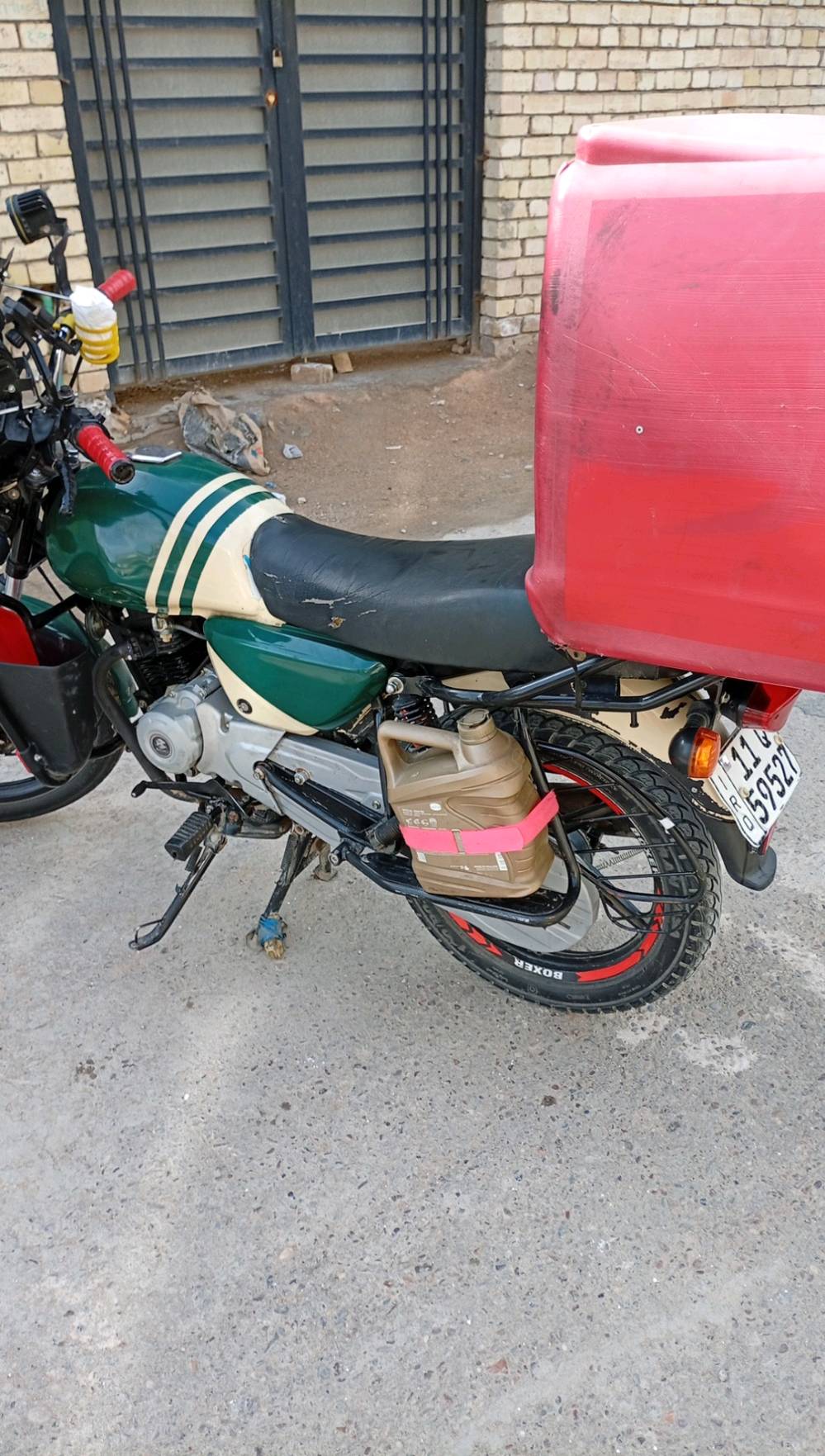 
 اسلام عليكم شباب دراجه بوكسر موديل 22 دراجه أحله من الصور مكين هيه والجديده يك احساب نضافه واحد على واحد كلجات هسه بدلهن  رقم بغداد انكليزي الدراجه خير من الله نمر واطلع كبل للشغل ها وياها بوكس زيتوني بلونها عنواني زعفرانيه بغداد الرقم *********** السعر 2مليون مليونين وبيها مجال حك الجيه 