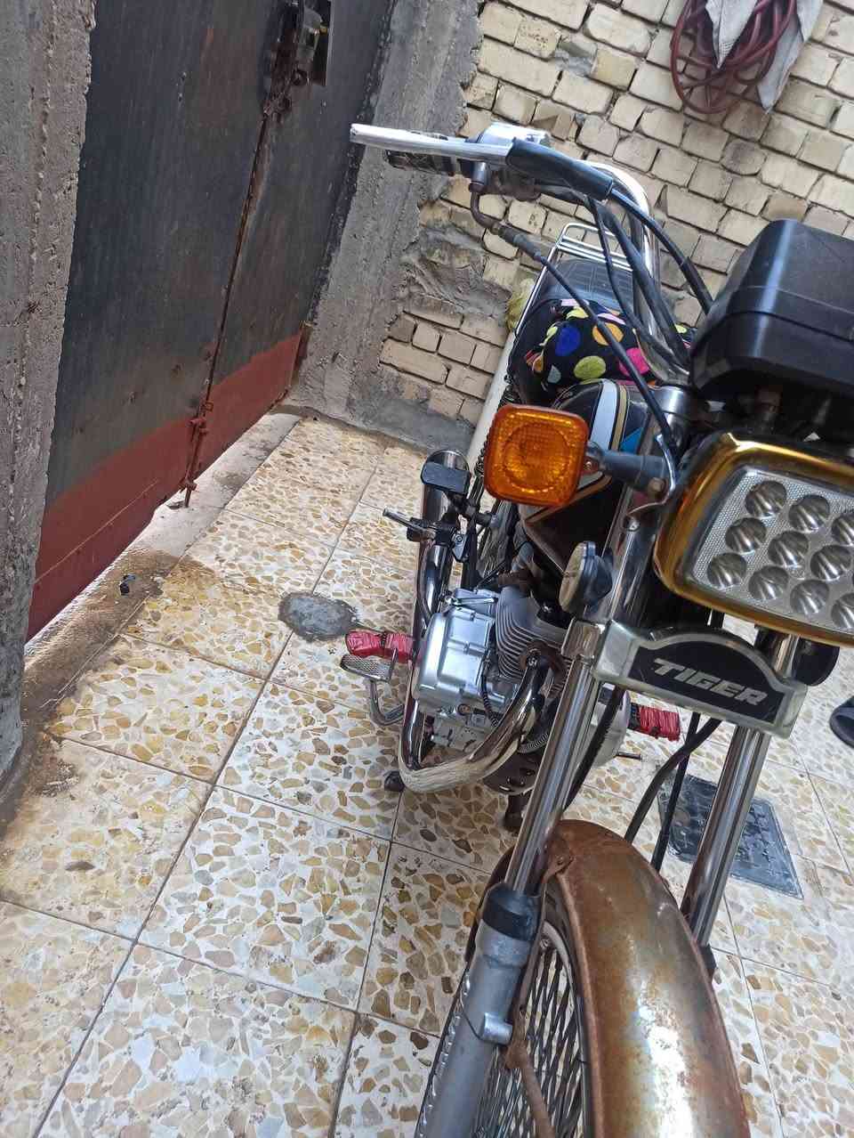 السلام عليكم دراجه اربع كير للبيع 
تايجر موديل 21 اوراق سكنر 
السعر 450 بها مجال بسيط 
مكان كربلاء الحر تواصل على هذا الرقم ***********
