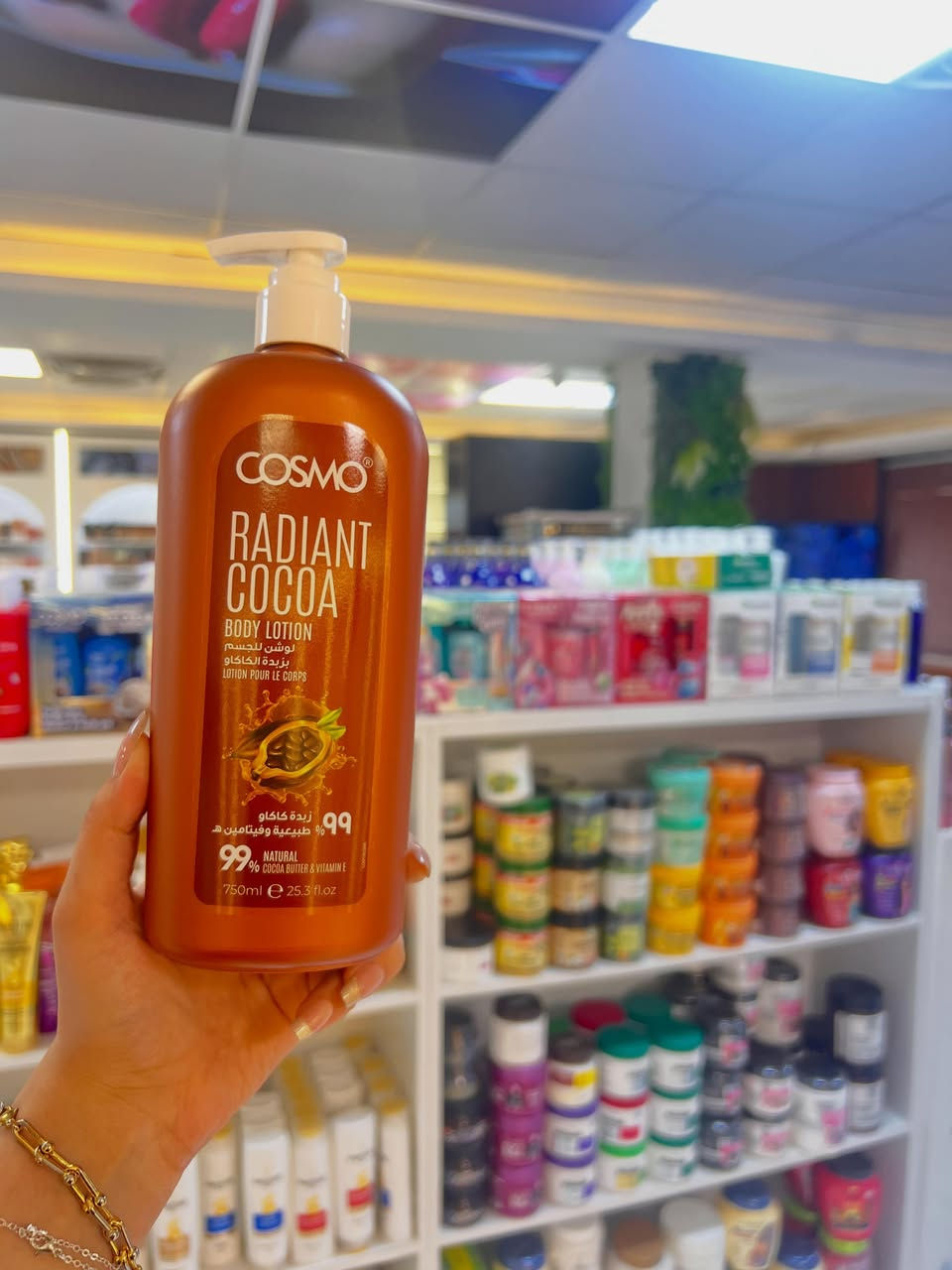 ✨ لوشنات COSMO الجديدة وصلت ✨

🥕 Carrot Whitening
إذا بشرتج باهتة وتحتاج إشراقة وترطيب، لوشن الجزر بخلاصة الجزر وفيتامين E يساعد على نعومة البشرة ويمنحها مظهراً أكثر حيوية وانتعاشاً.

🍫 Radiant Cocoa
عشاق الترطيب العميق، هذا الخيار إلكم! غني بزبدة الكاكاو ويترك البشرة ناعمة برائحة دافئة ومميزة طوال اليوم.

🌿 Soothing Aloe Vera
لوشن الألوفيرا مثالي للبشرة الجافة والحساسة، يمنح ترطيباً مهدئاً وإحساساً بالانتعاش خصوصاً بأجواء الصيف.

🍈 Papaya Brightening
بخلاصة البابايا وفيتامين E، يساعد على منح البشرة مظهراً أكثر إشراقاً مع ترطيب يدوم لفترة طويلة.
#عناية_بالشعر #عناية_و_جمال #اكسبلورexplore #فولو #جمال


**إذا كنت صاحب هذا الإعلان وتريد حذفه لأي سبب، رجاءا أرسل رسالة إلى الدعم الفني**