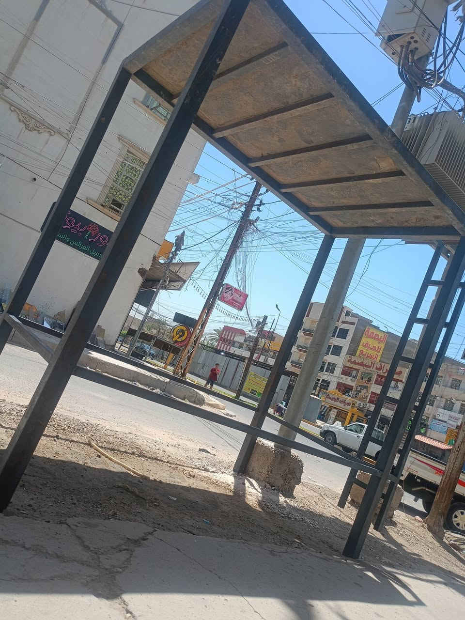 للبيع ميز الحديد ٣ ملم يغيد اخل المولداد لو المعامل رتفاع ٢٥٠ بكانه بغد البلديات *********** الي يريده سهله بسعر للعلم مامستعمل
