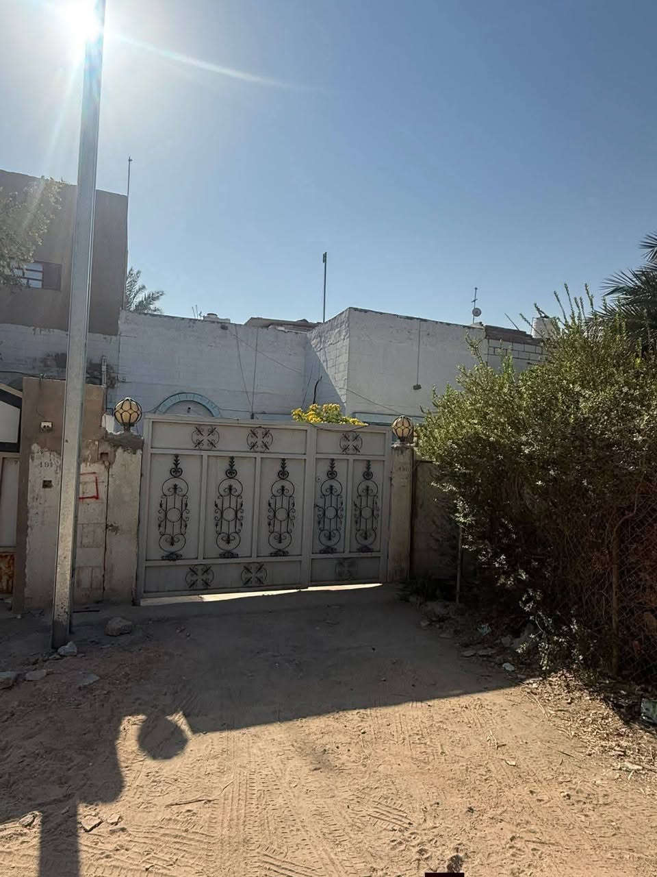 سلام عليكم بيت البيع تجاري عل شارع  ٦٠ وجهين بيت بل هنديه مقبيل الوفاء بي ٣ محلات يجارهن  ٤٥٠ بيت مساحه  ٢٢٠ بيت عملاق تابع فيديو اللاستفسار مكتب براكات ام بنين ***********
