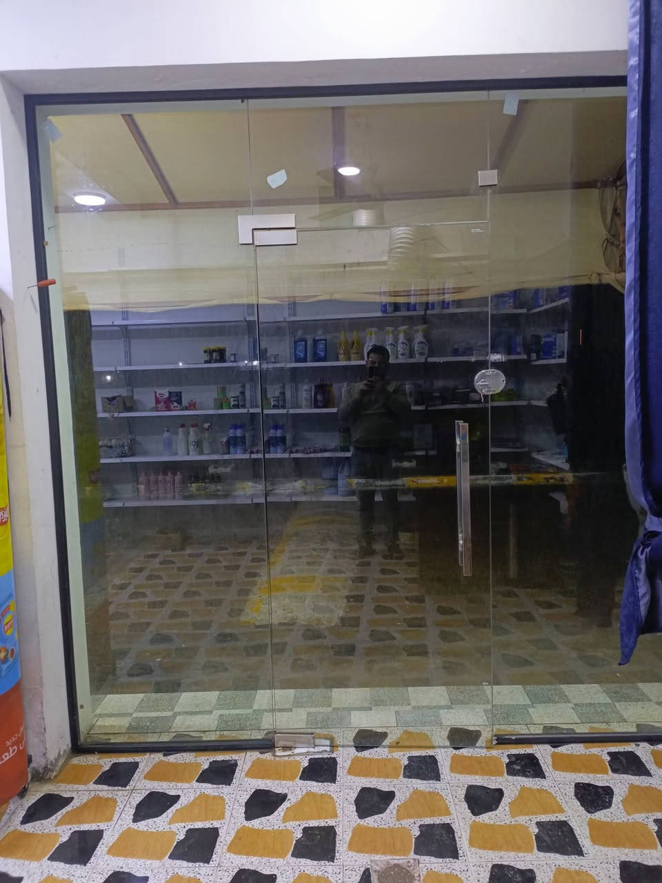 جام سكيورتي بعده جديد للبيع الطول 160 والعرض 160 واكو العرض شويه اكثر مكاني سجاريه قرب البوابه هاتف ***********
