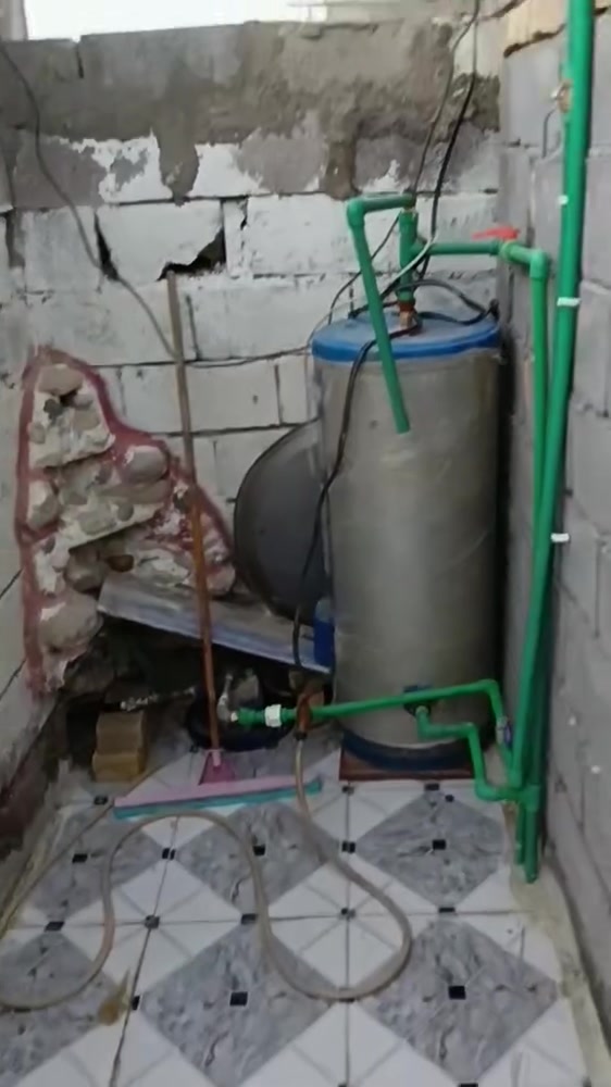 مشتمل البيع ٧٠ متر صحيات خارجيه غرفه ٥ في ٤ صاله ٣ في ٤ مطبخ ٤ في ٣ وساحه جاهز البيت حي الجوادين النزله الثانيه شارع مصطفى صيوان ***********
