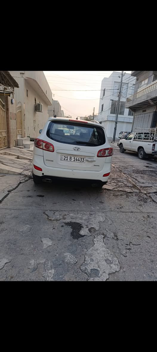 سنتافي موديل 2012 رقم سليمانيه رقم مميز بسمي السياره خليجيه محرك 2400 مفتوح لا صرف ولا بخار خم تايرات جديد وصدر جديد سياره تبريد تدفئه ووسياره سبعه اركب يعني ثلاث قطع تبريد  كوشنات جلد سياره  بيه صبغ جامرلغ خلفي فقط ومكان السياره ديالى جلولاء رقم الهاتف *********** والسعر 145 وبيه مجال خناقين, ديالى
