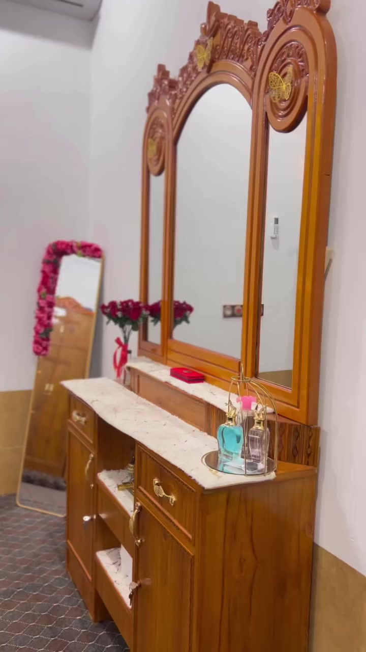 غرفه خشاب للبيع صاج عراقي مستخدمه شهرين بس نضيفه حيل شخط مابيها السعر  مليون و 400 وبيها مجال الاستفسار عل رقم ***********
