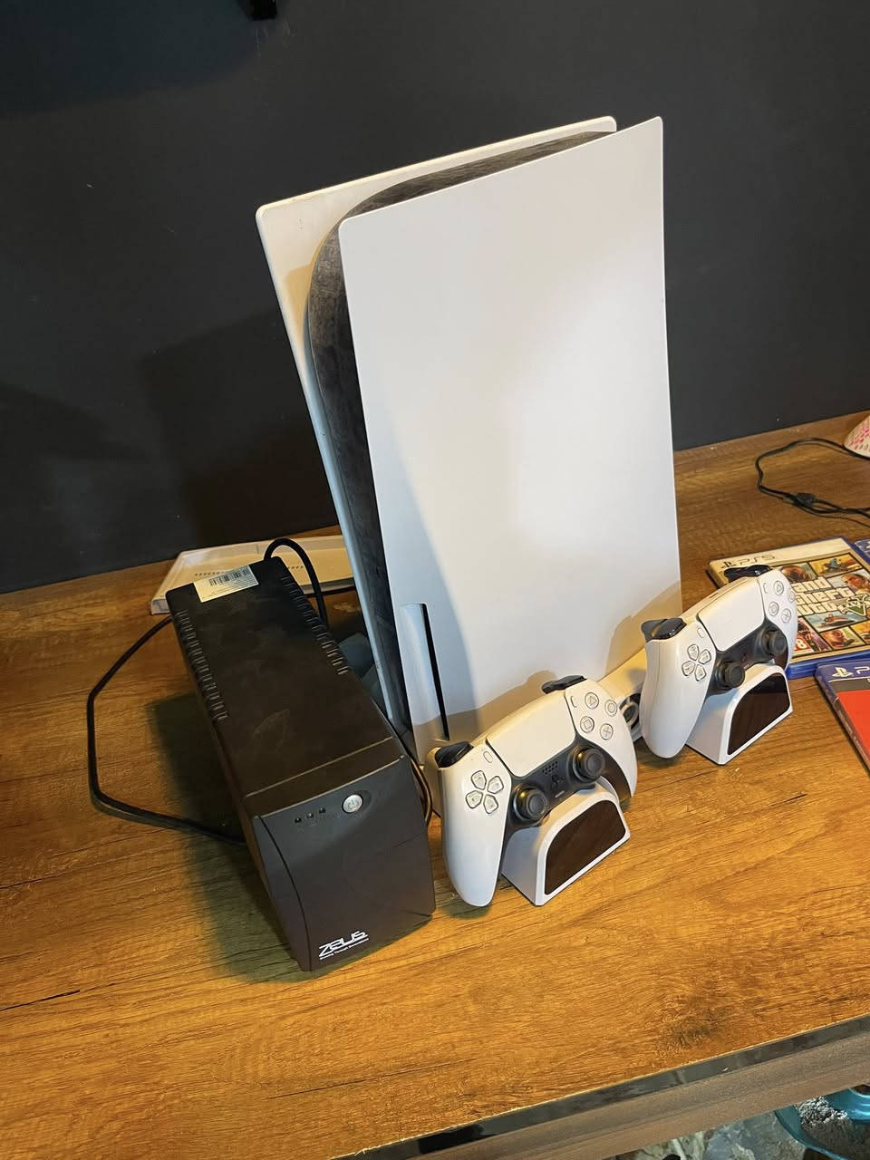 سلام عليكم بلي 5كامل ملحقاته الجهاز ممستخدم 15يوم طك باكيت ويا حساب بي فيفا 24.  السعر 725 الف وبي مجال قليلل مكان الرمادي  الرقم*********** واكو توصيل
