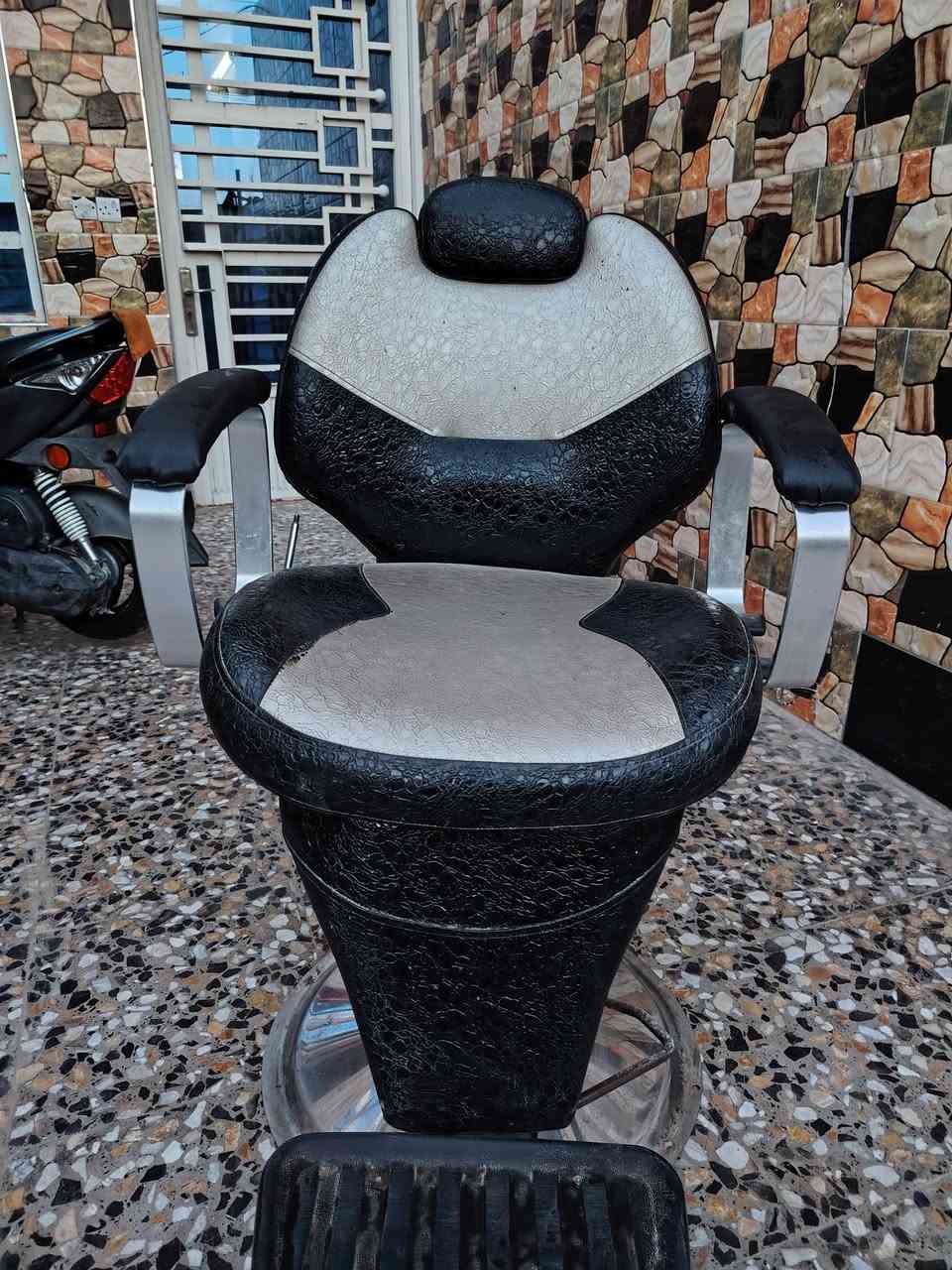 السلام عليكم كرسي حلاقه نظيف شغال مابي اي شي  اريده ب٩٠ وبي مجال مكاني بغداد الشعلة  *********** متواجد واتساب
