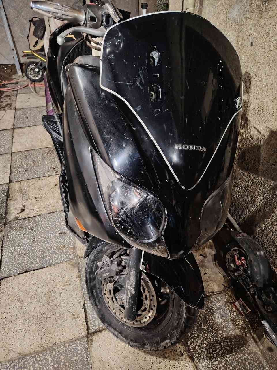 السلام عليكم دراجه فورزا صفر ١٠ أوراق كامله اصليه ومدفوع الكمرك مع الوصل الدراجة بيها صوت بالمحرك ابيع كوم حديد او مراوس عنواني بغداد ***********
