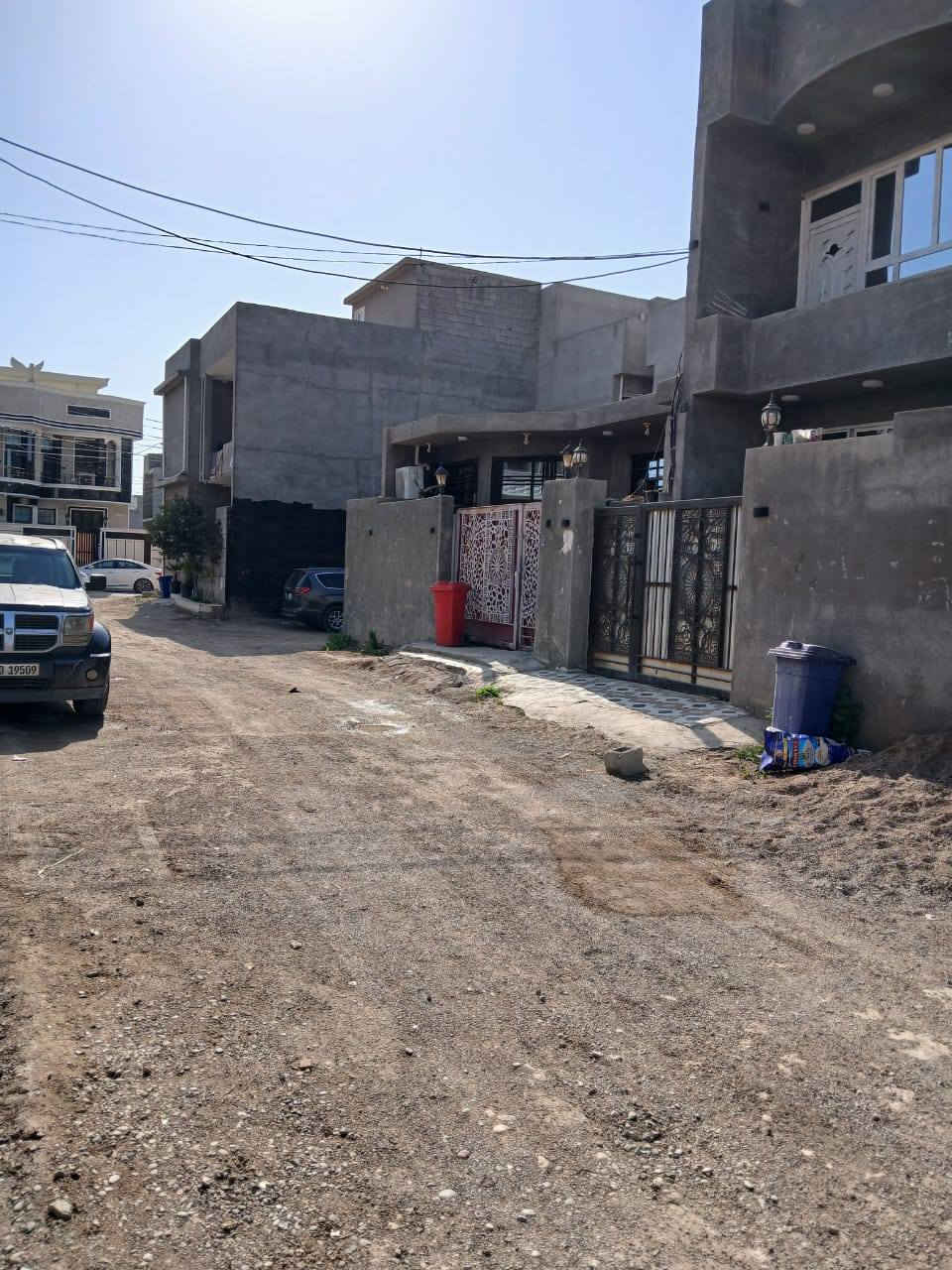 للبيع دارين مساحة كل دار 150م   7.5×20  الاول طابقين
يتكون الطابق الاول من غرفتين نوم وصالة واستقبال ومطبخ وصحيات داخلية وخارجية و الطابق الثاني اربع غرف نوم مع صحيات بناء درجة اولى فول 
 والدار الثانية طابق واحد غرفتين نوم وصالة ومطبخ واستقبال وصحيات داخلية وخارجية.    اضافتآ قطعة  100م 10×10 مربعه  مجاورة للبيت وكلا حسب سعره   العنوان بعقوبة تقاطع القدس مجاور جامعة بلاد الرافدين القديمة ونفس الجهة  يبعد عن الشارع العام 150متر    للأستفسار الاتصال ~***********
