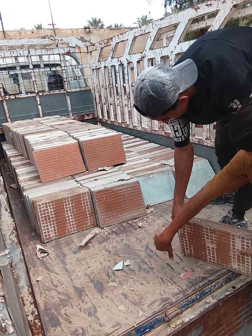 سيراميك جداري جديد للبيع لون واحد مكان ناصريه طريق السفينه توصيل موجود ***********
