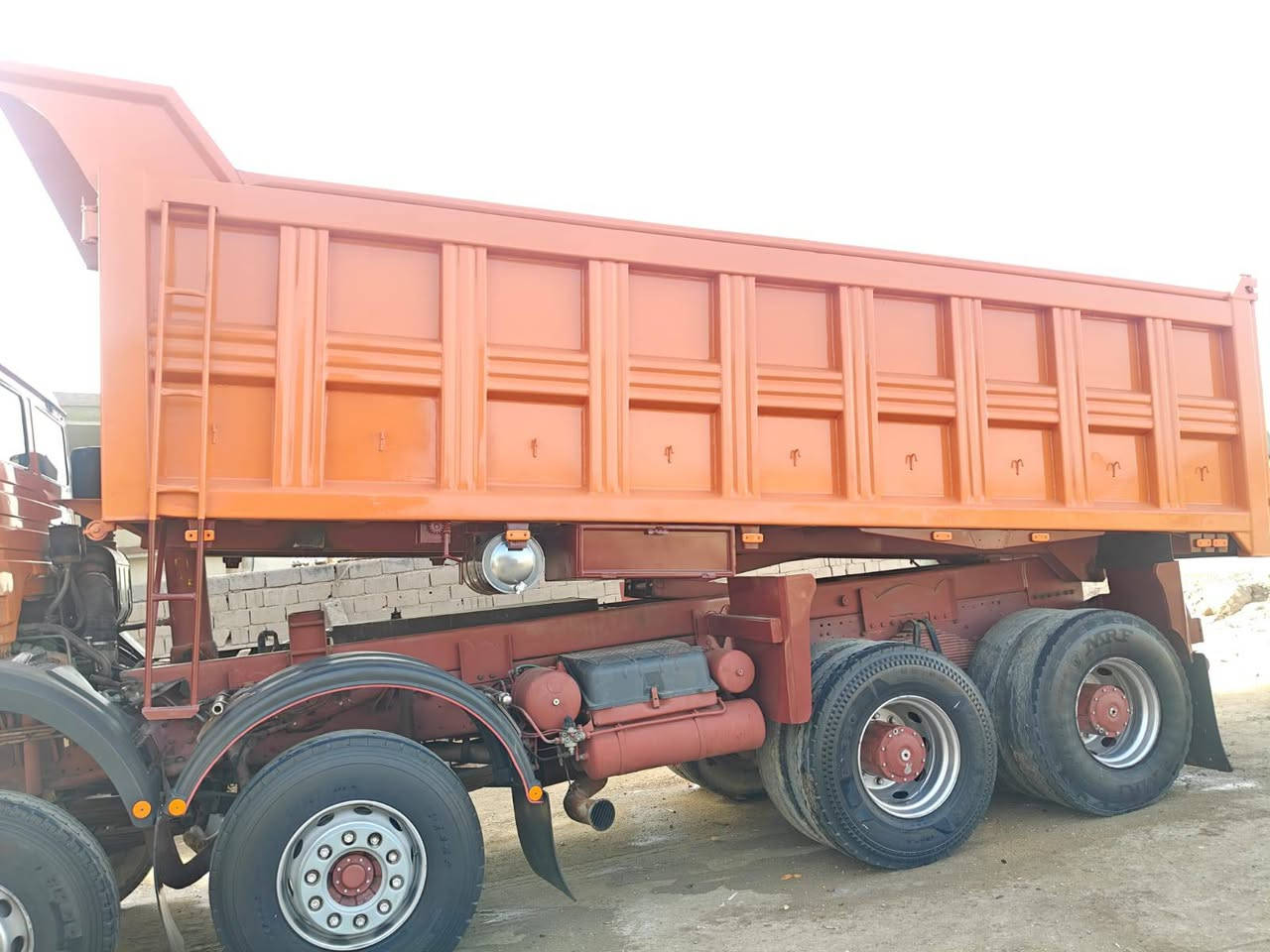 السلام عليكم سياره للبيع موديل 92 كير 240  مكينة 35 8V شواصي 35 مجموعه جي اف المانيه بلدي عكرب بسمي تخم تاير  مكفوله كفالة عامه الرقم  الخاص ***********
