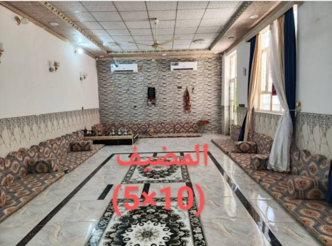 البيت عل شارع بغداد مقابل حي الزهراء جهة الدخول إلى كربلاء عمود ٥٢ يبعد عن الشارع العام ٨٠٠ متر تقريبا تبليط يوصل الباب البيت بحي التركمان البيت طابو بستنه سند ٢٥ إقرار محكمة واجهة البيت ٢١ والنزال ١٤ خدمات كاملة البيت يتكون من مضيف معزول بوحده هوه و الطارمه مالته مساحة الطارمه ٥ في ١٤  ومغاسله وبابه معزول وحده يستخدم لزوار مساحة المضيف ٥٠ متر ٥ في ١٠ البيت هم بابه يفتح عل الشارع يتكون من ٣ غرف نوم كل غرفه مساحتها ٢٠ متر ٥ في ٤ ومطبخ ٥ في ٤ وصاله ٧ في ٨ و فوك غرفة نوم ٥ في ٤ و صاله ٥ في ٥ البيت مابيه اي نقص بس لبخ الواجهيه الإتصال على *********** او على ***********
