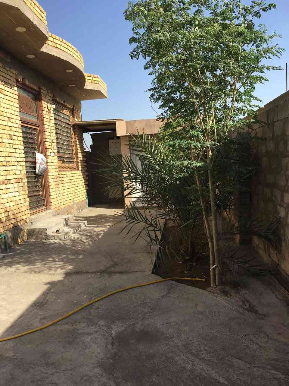 السلام عليكم بيت مساحه 400 منطقه نياز تبليط وماي وامبير ومدرسه وسكن غرفتين وصالتين وصحات داخليه خارجيه ودوانيه وحديقه وبصفه قطعه 400 للتواصل ***********.
