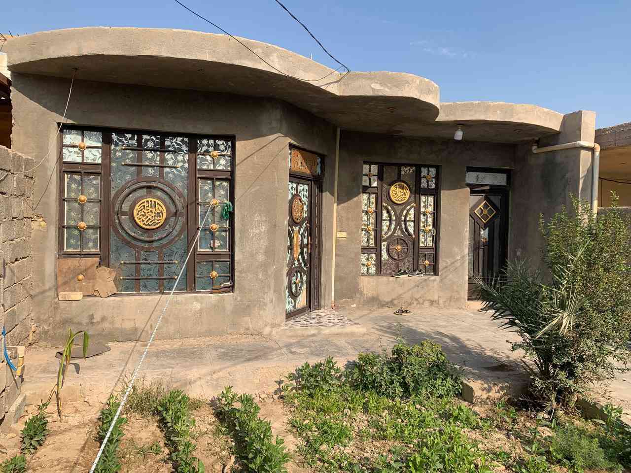 بيت للبيع مساحه ٣٠٠ م
منطقة حي الحكيم شارع ماركة علي الامير قرب المستوصف الحياة صحيه 
بيت يتكون من ستقبال وصاله وغرفتين ومطبخ بناء طابوك وحديقه وكراج البيت يوكن ع شارعين سعره ٧٥ مليون وبيه مجال 
للاستفسار  ***********
