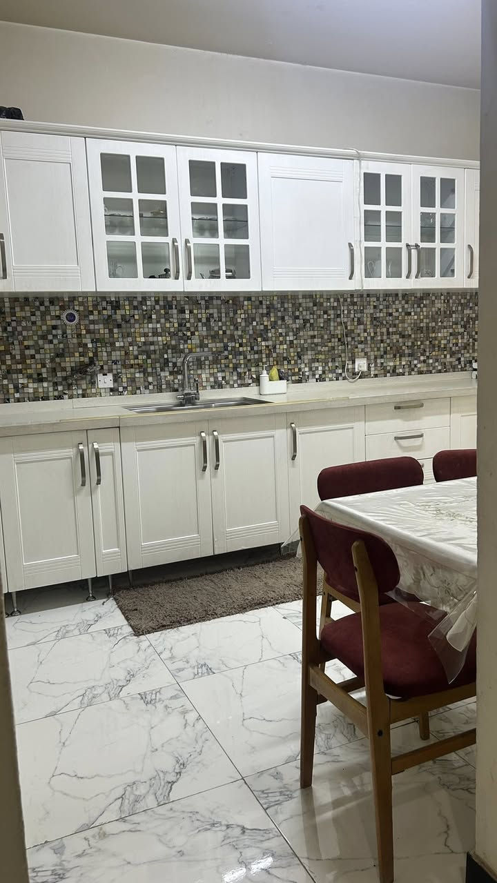 للايجار شقة طابق ثاني ثلاث غرف نوم مؤثثة بالكامل وجاهزة من كلشي السوق الاول قريبه من الشارع العام
***********
