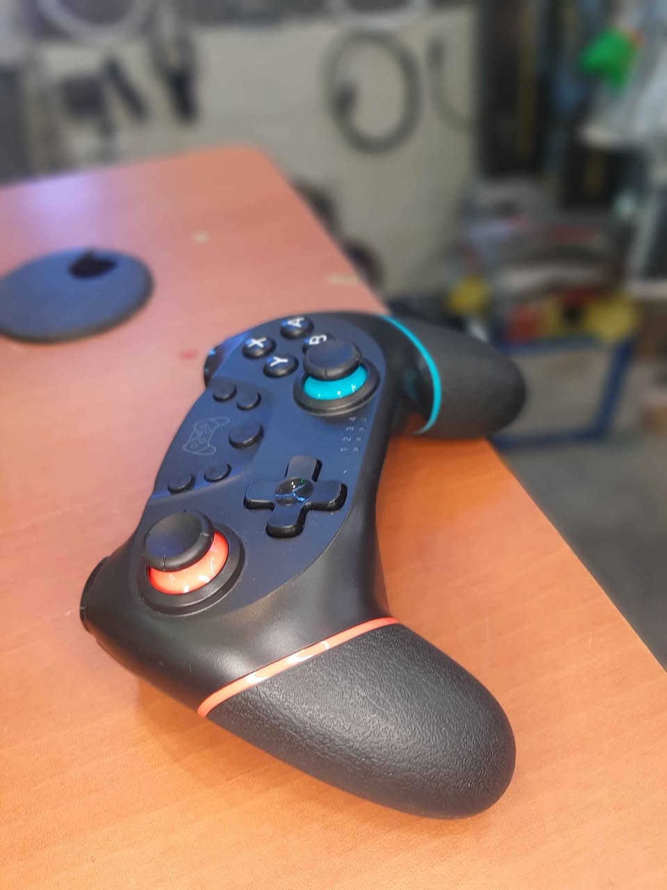 🎮 يد تحكم لاسلكية Bluetooth Gaming Controller 🎮
استمتع بتجربة لعب احترافية وراحة كاملة مع يد التحكم اللاسلكية المميزة! 🔥
✅ اتصال Bluetooth سريع وثابت بدون تقطيع
✅ تصميم مريح لليد للاستخدام الطويل
✅ أزرار دقيقة واستجابة سريعة للألعاب
✅ بطارية قابلة للشحن + كيبل شحن مرفق
✅ تدعم أجهزة متعددة ومتوافقة مع العديد من الألعاب
✅ جودة ممتازة وسعر اقتصادي
💰 السعر: 17,000 دينار فقط
🚚 التوصيل متوفر إلى جميع محافظات العراق 📦 الكمية متوفرة حالياً ⚡ اطلب الآن قبل نفاد الكمية!
🎯 مناسبة لعشاق الألعاب والهدية المثالية للاعبين. 📩 راسلنا الآن للحجز أو الاستفسار. أربيل, العراق


**إذا كنت صاحب هذا الإعلان وتريد حذفه لأي سبب، رجاءا أرسل رسالة إلى الدعم الفني**