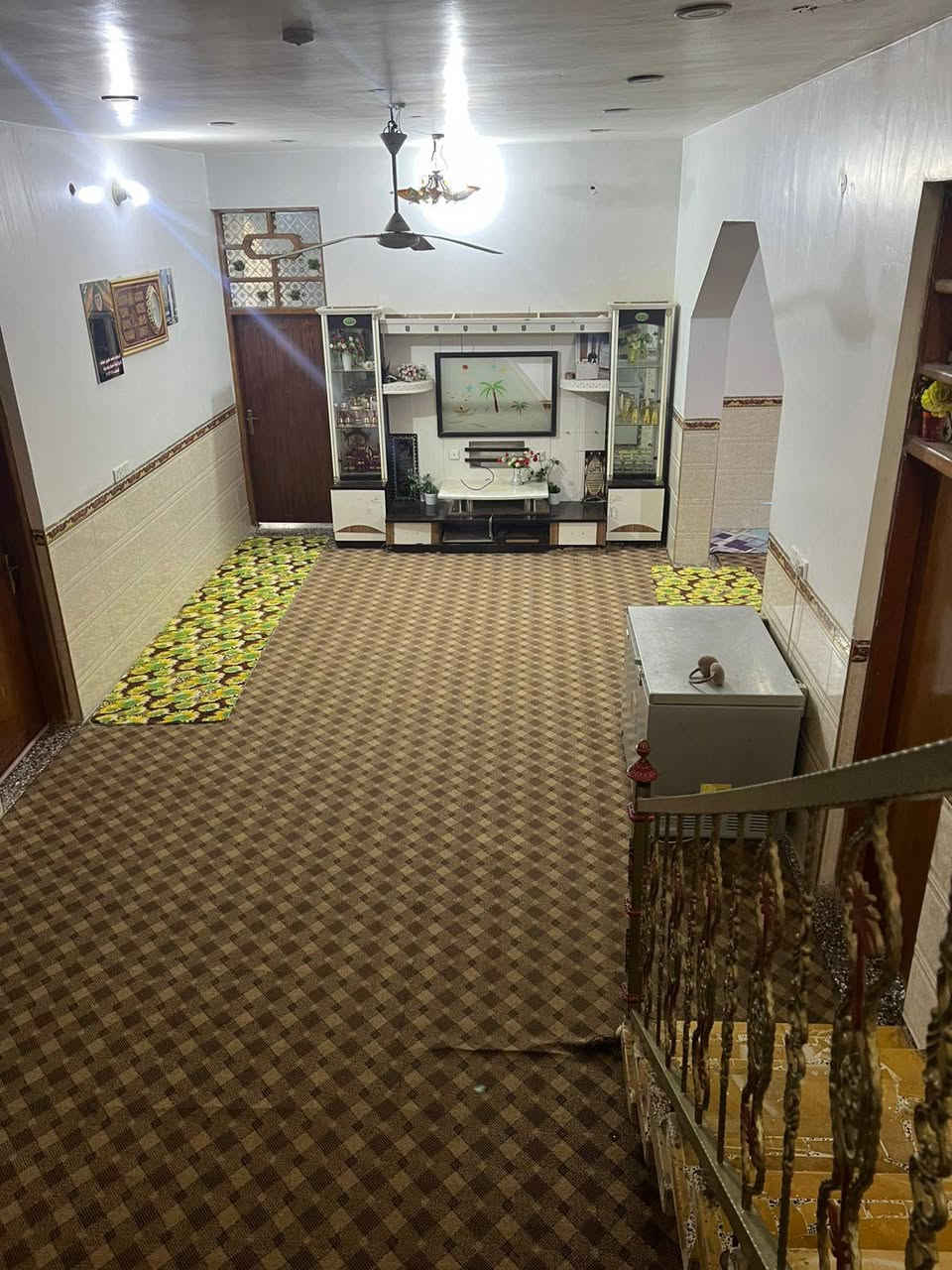 السلام عليكم  الموقع العلاك قرب سيطرة الباشيه خلف محطة ```العلاك``` على شارع تبليط مباشر
بيت للبيع مساحه650 متر 
واجه 30 
بيه ثلاث غرف وصالتين طول بعرض 
بيه مطبخ +مجمع صحيات داخل وخارج 
بيه طابق الثاني غرفه +مجمع صحيات. 
السطح فرشي 
بيه مضيف 10امتار +طارمه +حديقه خارج 
بيت حلو ومرتب وبل على عافيه على ياخذه سنة البناء 2020 
الاستفسار ***********
