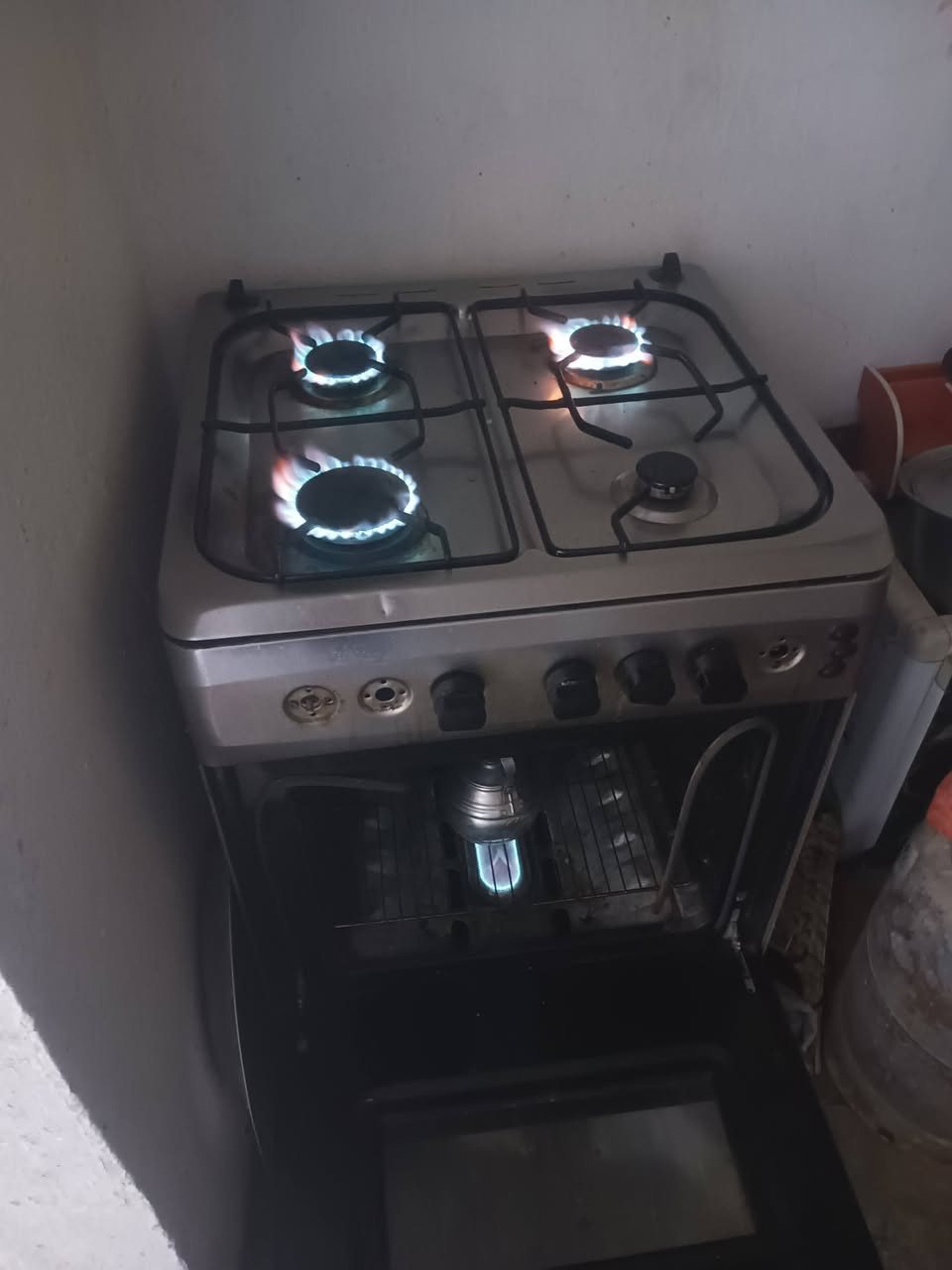 طباخ للبيع شغال بي نقص بي الفراره مال الفرن نسحوكه يظل مشتغل الفرن الجوه والعين الزغيره مكسوره الفراره واباقي شغال مثل مامظح بل صوره السعر ٣٥ مكان تكريت ***********
