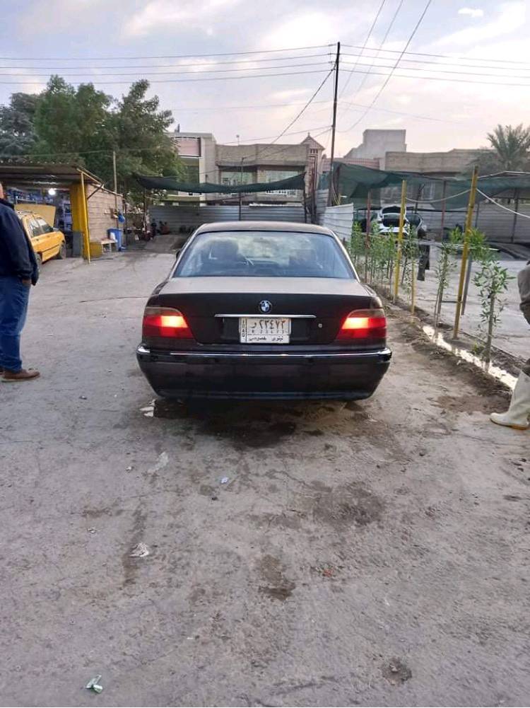 السيارة موديل 1994 باسمي ٧٣٠ ثمانية سلندر نقص صبغ كلشي شغال بية كير محرك خير من الله مشروع وطني  من سكنة بغداد  هسه هية جارده رقمي ***********