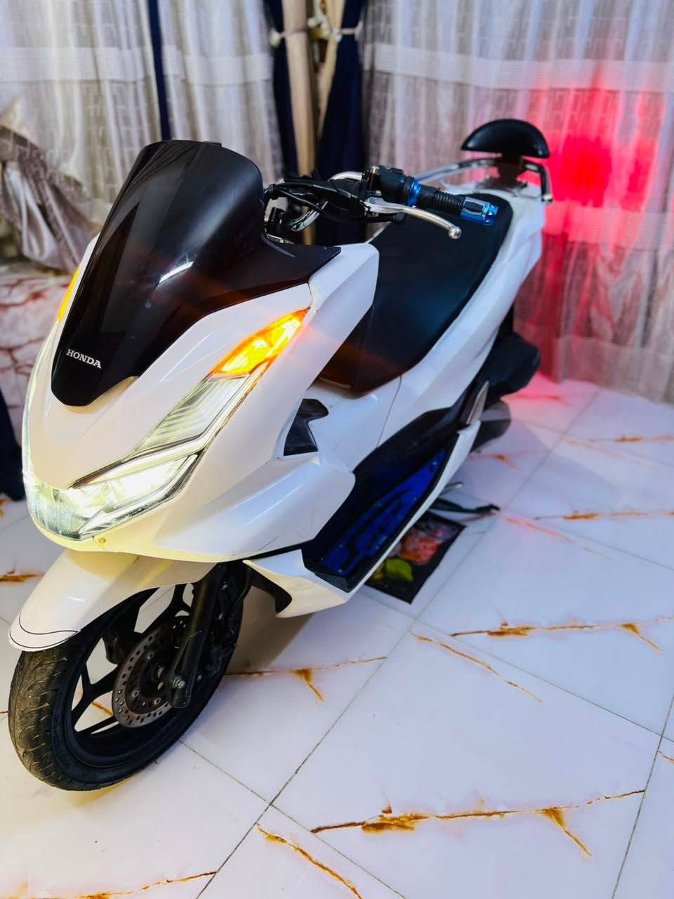 السلام عليكم دراجه pcx  جيل الرابع وكاله وكاله مال رمبه حساس ستان حساس زدحام تتفه بل يدات لد امامي خلفي  مكينه كارتونه مكفوله كفاله عامه دراجه تتعب تكول جديد مال جناي  ماشيه 23 الف حقيقي شلعه معدل فول اوراقه كالمه مال معرض   السعر مليونين و100 العنوان بغداد الكاظميه المقدسه الهاتف *********** اتصل وبيك خير ودلل
