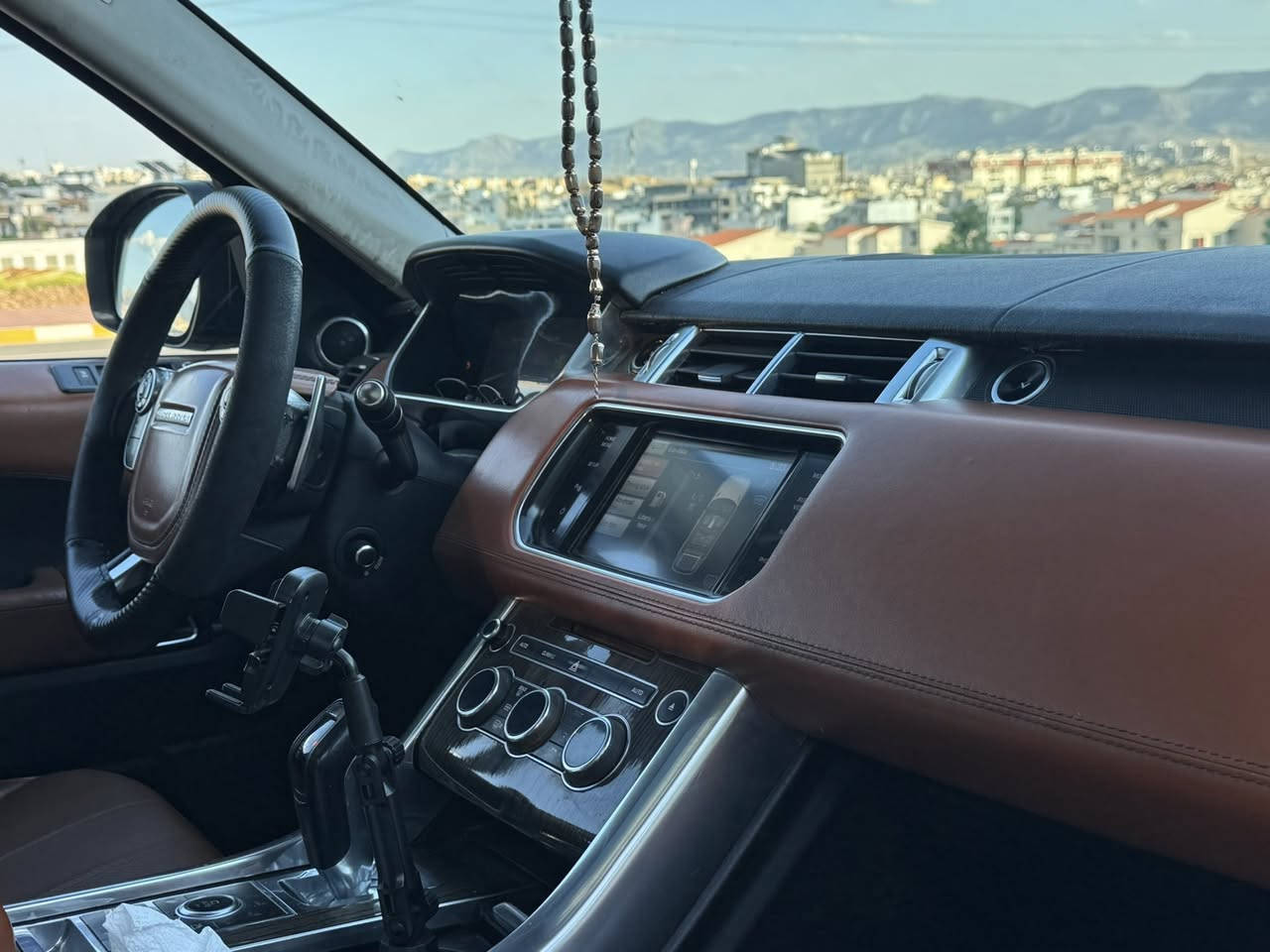 اللبيع Range Rover sport 

موديل :2014 ( محدث شكل   ٢٠٢٢ ) مكفول من صبغ 
كامل قطعات مال تحديث بلاديات موجودات ويايه 

محرك 6 گاز توربو (  سبورت  )

المواصفات:   

بـــــــــــانوراما

جلد 

نظام تعليق هوائي 3 وضعيات (جكات تصعد وتنزل اوتو +يدوي )

قيادة ذاتية 

اوتو ستارت 

اوتو ستوب عند الاقتراب من سيارة اخرى

اوتو هولد

مانع انزلاق 

سايد بريك اوتو 

نقط عمياء 

5 كاميرات محيطية 

رادارات امامية وخلفية وجانبي 

تغير زاويا الرؤية بالمري عند الرجوع الى الخلف

انارة ليلية وكشافات ضباب ولايت اوتو

خمس بصمات ع الابواب 

صندوق كهربائي شفط

ابواب شفط  

تحكم بالتكيف تبريد وتدفئة من الشاشة 

كرسي السائق تدفئة وتبريد 

كرسي الراكب تدفئة وتبريد 

كرسي السائق 3 وضعيات خزن ميموري 

كرسي الراكب 3 وضعيات خزن ميموري 

تدفئة بالستيرن 

المقصورة الخلفية تبريد

تحكم منفصل بالمكيف 

تحكم كهربائي بالكشن 

انارة محيطية 

انارة ترحيب

السعر  ٢١٨  قابل للتفاوض

***********

@highlight

