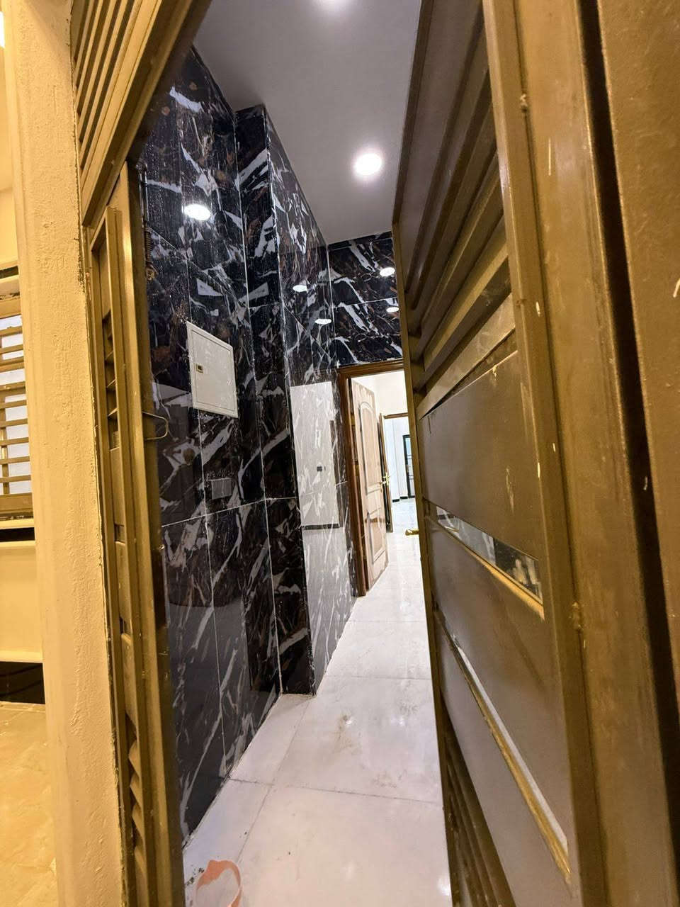 🔥 فرصة ذهبية – بيت حديث للبيع في البصرة / أبي الخصيب 🔥

إذا تبحث عن بيت جاهز للسكن وفي منطقة هادئة، هذه فرصة لا تعوض.

📐 المساحة: 200 متر
📄 نوع السند: طابو زراعي عراقي

🏠 مواصفات البيت:
🛏 غرفتين سويت
🛋 صالة مريحة
🍽 مطبخ
🪑 ديوانية
🚿 صحيات داخلية وخارجية
🚗 كراج سيارة

📍 الموقع: البصرة – أبي الخصيب – مقابل جامع الشهيد كوت الفداغ

💰 السعر مناسب جداً وقابل للنقاش للجادين

📢 البيت مناسب للسكن العائلي وموقعه طيب وقريب من الخدمات

📞 للاستفسار والاتصال المباشر:
***********

⏰ الاتصال للجادين فقط البصرة, العراق
