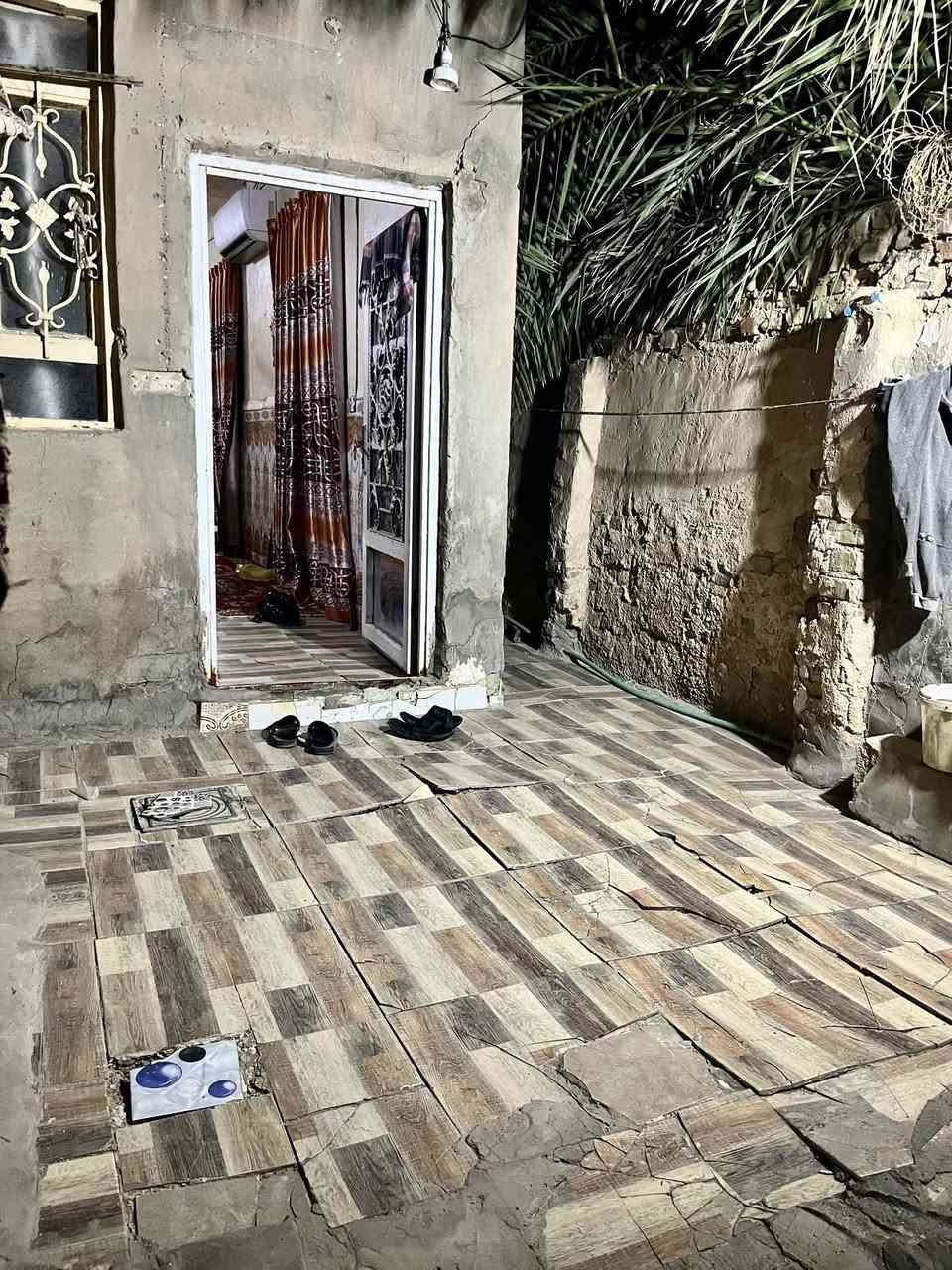 سلام عليكم بيت للبيع مساحه 115م واجهت البيت 5م والنزال 23م البيت يحتوي على (استقبال+صالتين+مطبخ+حمام+غرفه+صحيات)
بناء البيت كله سيراميك مثل ما موضح بل الصور ما عده الغرفه مو سيراميك بياض الغرفه
المسـاحـات
1-الاستقبال(7.5في4)
2-الصاله الاولى الفاصله بين المطبخ والحمام(4في2)
3-الصاله الثانيه (3في3)
4-المطبخ(3في3)
5-الحمام(3في1.5)
6-الصحيات(1.5في1.5)
7-الغرفه(3.25في5)
8-مكشوفه(3في2)
مـلاحظـه/ البيت لا يحتوي على درج ولا تشاريف 
مـلاحظـه/البيت عكاده وليس صب
السطح كله فرشي بل الاضافه إلى شكف الاستقبال مغلف ايزوكام
العنوان : نجف حي الميلاد نصر 
للتواصل : متواجد على الفيس ورقمي *********** اتصال واتساب فقط

