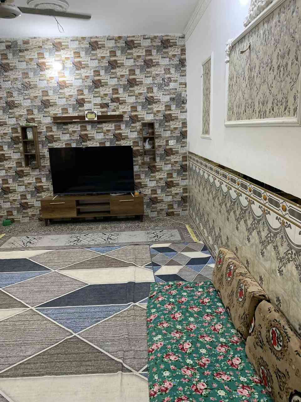 السلام عليكم بيت للبيع المساحه200 م الواجهة 10 /النزال 20 يحتوي على ٣ غرف نوم ٤ / ٤ استقبال ٦/٤ مطبخ ٥/٤ مساحه درج واسعه بيت كامل مكمل ملاحضه البيت كله طابوك الموقع حي فدك قرب المجلس البلدي مولده ابو كاظم الرقم ***********
