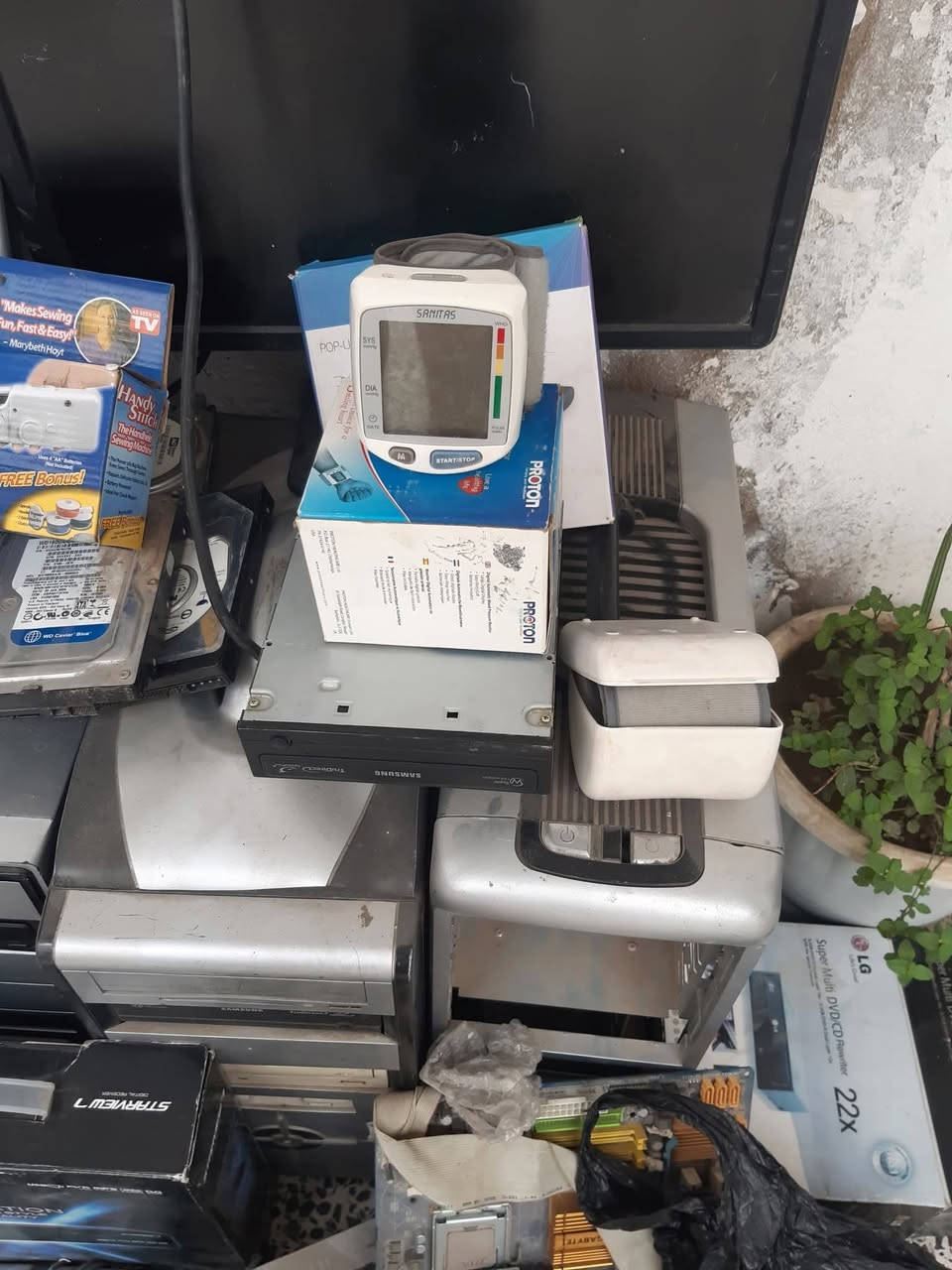 مجموعة حاسبات دسك توب مع مجموعة هاردات داته وساتا مع بوردات حاسبات مع شاشات  مع كارتات شاشة متنوعه مع ستلايتات جديدة غير مستخدمه مع سبيكرات حاسبة  مع بلورات هواء ابيع هل الموجود بيهن اليشتغل وبيهن الميشتغل وبيهن الي مفاحصهن اصلا ابيع شلع كلهن بيعه وحده الي يفيدنه يراسلني  ويدلل موجودات بالنجف  هاي صورهن 👇


**إذا كنت صاحب هذا الإعلان وتريد حذفه لأي سبب، رجاءا أرسل رسالة إلى الدعم الفني**