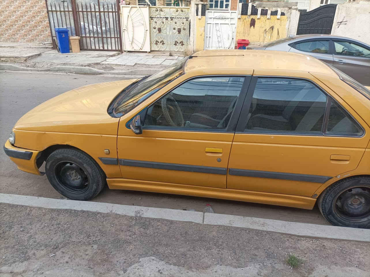 للبيع: Peugeot Pars بيجو بارص موديل 15 
المكينة جديدة، وناقل الحركة عادي بحالة ممتازة جداً، والتبريد شغال ممتاز.
صدر السيارة حالته تقريباً 70٪، والبنيد مبدل، والهلال الصفحة اليمنة معمر.
على السيارة غرامة مقدارها مليون دينار ومخصومة من سعرها.
السعر: 30 ورقة وبيه مجال بسيط.
للاستفسار والمراسلة:
فيس بوك أو الاتصال على: ***********
