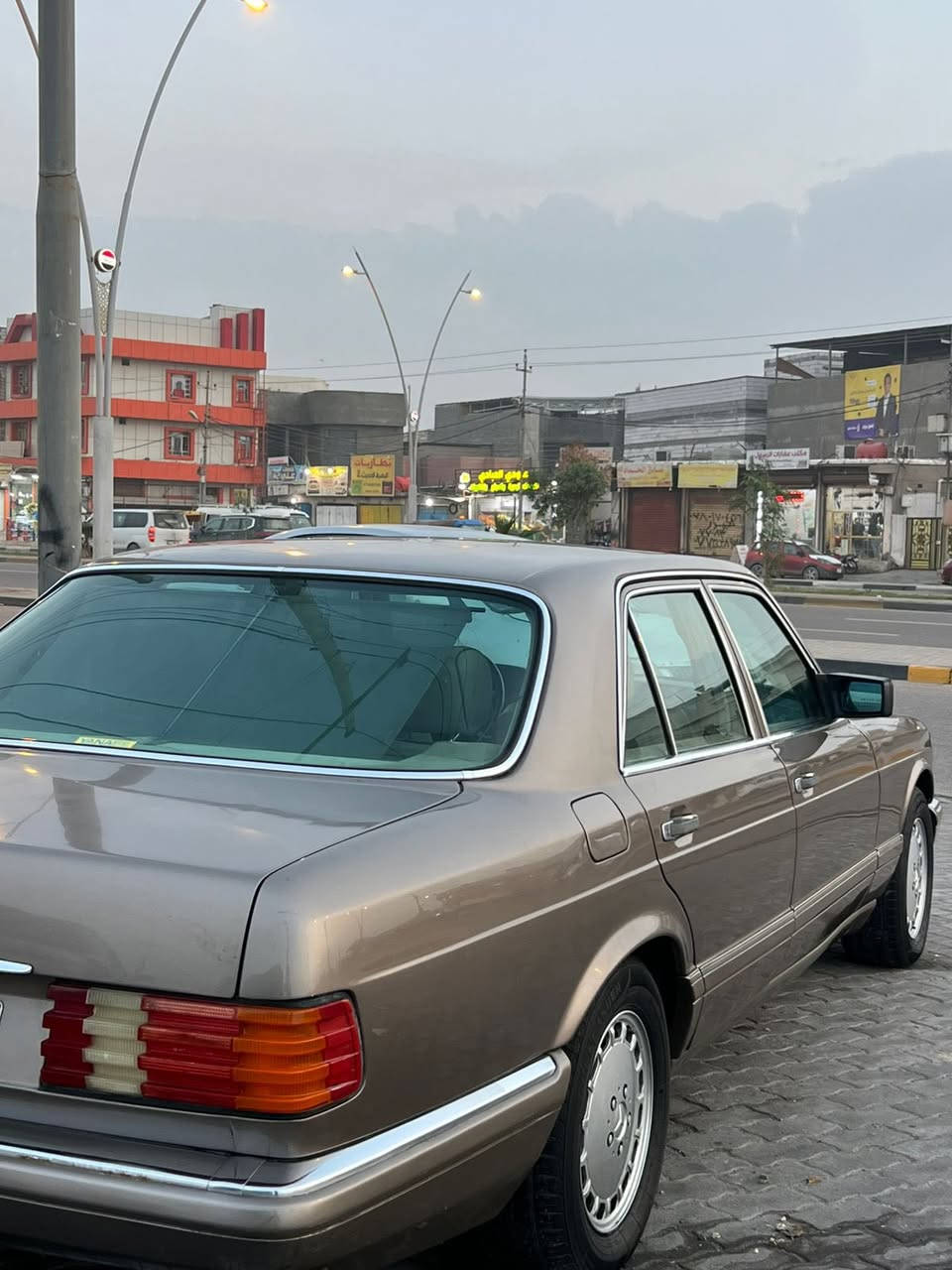 السلام عليكم للبيع مارسيدس جانبو باب قصير موديل 1988 رقم بغداد مميز مصبوغه عام جماليه فقط لا ظربه ولا تبديل محرك كير حداده تخم تاير منضومة بانزين توني مسويها سياره ما ناقصها شي راعيها موجود يمي سعر 100 وبيها مجال بسيط عنواني بصره زبير ***********
