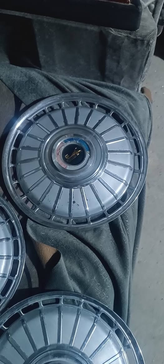 سلام عليكم من رخصت لادمنيه كبات أبو السد داير مرصع لبيع سعر ٢٠٠
***********
