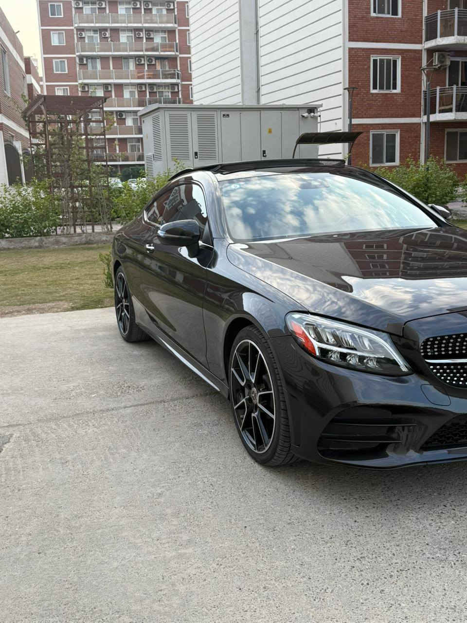 * مواصفات مرسيدس C300 كوبيه 2023: 
* المحرك: محرك تيربو 4 سلندر سعة 2.0 لتر بقوة 255 حصانًا. وارد أميركي �
* ناقل الحركة: أوتوماتيكي 9 سرعات. �
* نظام الدفع: دفع خلفي أو رباعي (4MATIC). �
* التسارع: من 0 إلى 100 كم/ساعة في 5.3 ثانية (4MATIC). �
* الميزات الداخلية:
    * إضاءة محيطية بـ 64 لونًا. �
    * نظام صوت Burmester ثلاثي الأبعاد (اختياري). �
    * مقاعد أمامية مدفأة. �
    * تشطيبات داخلية من الخشب ومفاتيح لمسية. 

    * كاميرا 360 درجة. �
    * مساعد النقطة العمياء. �
    * نظام تحكم تلقائي في المناخ. �
    * نظام ملاحة. �
    * فتحة سقف بانورامية 

      حادث السياره جاملغ خلفي جهه السائق 
     بدون دواخل وبدون ايرباك السياره ماشيه 
     24الف مايل السياره مكاني بغداد  
الاتصال *********** واتساب
السعر :29,000$
