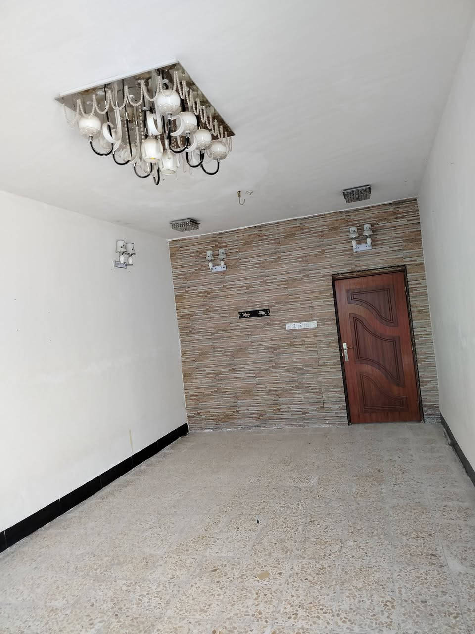 بيت زراعي مداور في التسجيل العقاري مو بس مكاتبه  200 متر واقع حال اكثر يتكون من غرفه وصاله ومطبخ وصحيات داخليه وخارجيه وكراج سياره يسع 3 سيارات وحديقه وسطح مغلف اوزاكون وكيزر وتانكي 
للستفسار اكثر الاتصال بالرقم ***********
